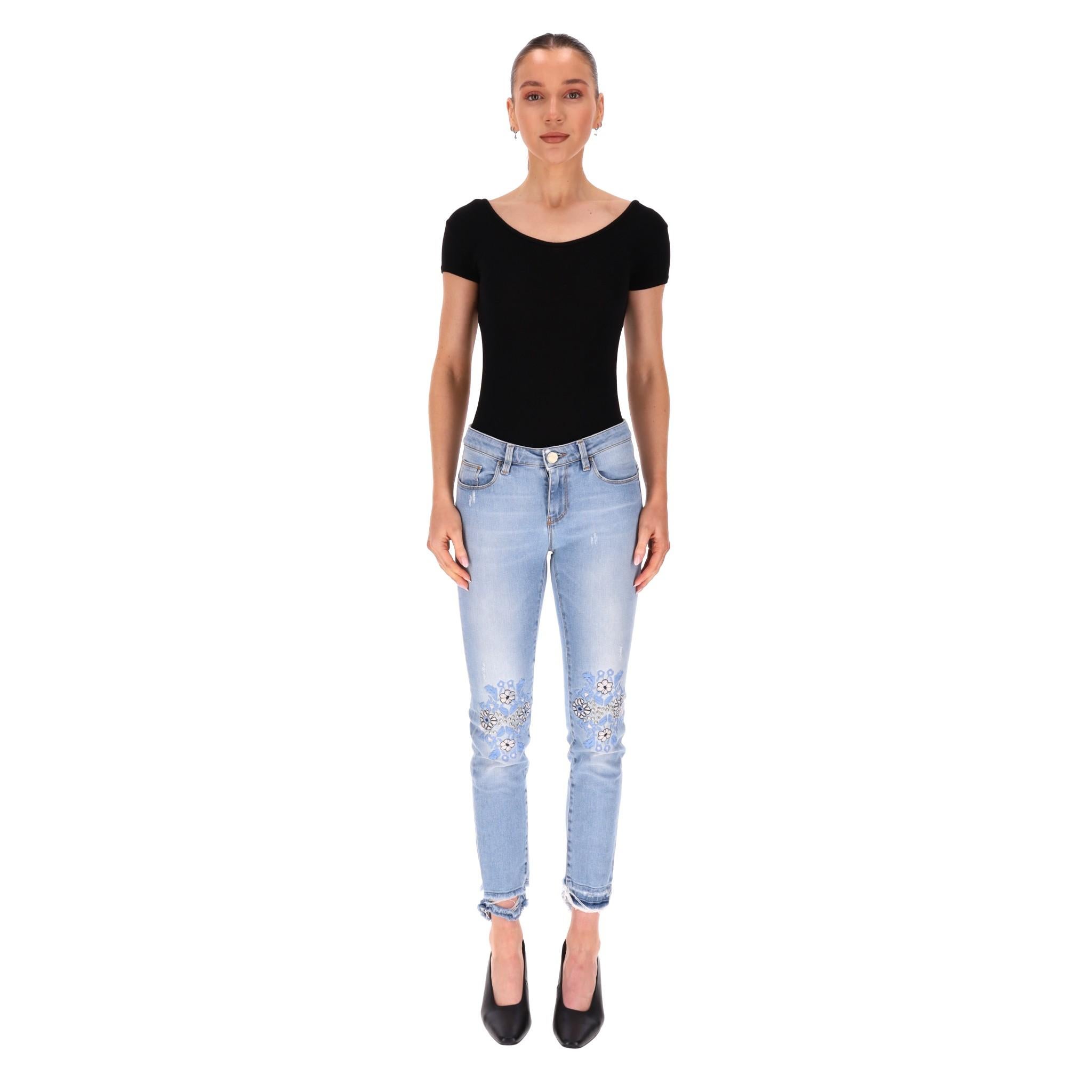 Jeans brodés à fleurs Pinko

Pantalon en denim bleu légèrement délavé, orné de broderies florales bleues aux genoux et de perles argentées.

Il est doté de poignets à l'aspect vieilli, d'une coupe ajustée et de cinq poches.

Rrp Approx. £250

Taille