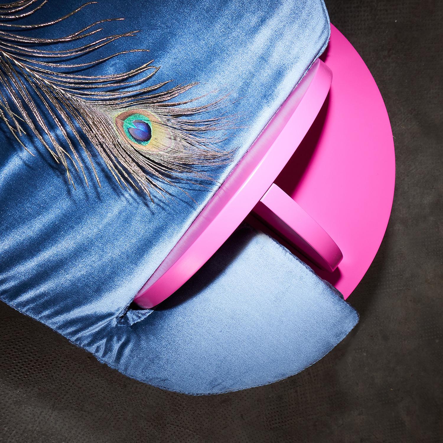 In this stylish bench the provocative charm of vibrant shades couples with clean volumes of distinct contemporary flair. Fuchsia lacquer, chosen as a tribute to punk culture, defines the wooden frame, whose intersecting panels display curves