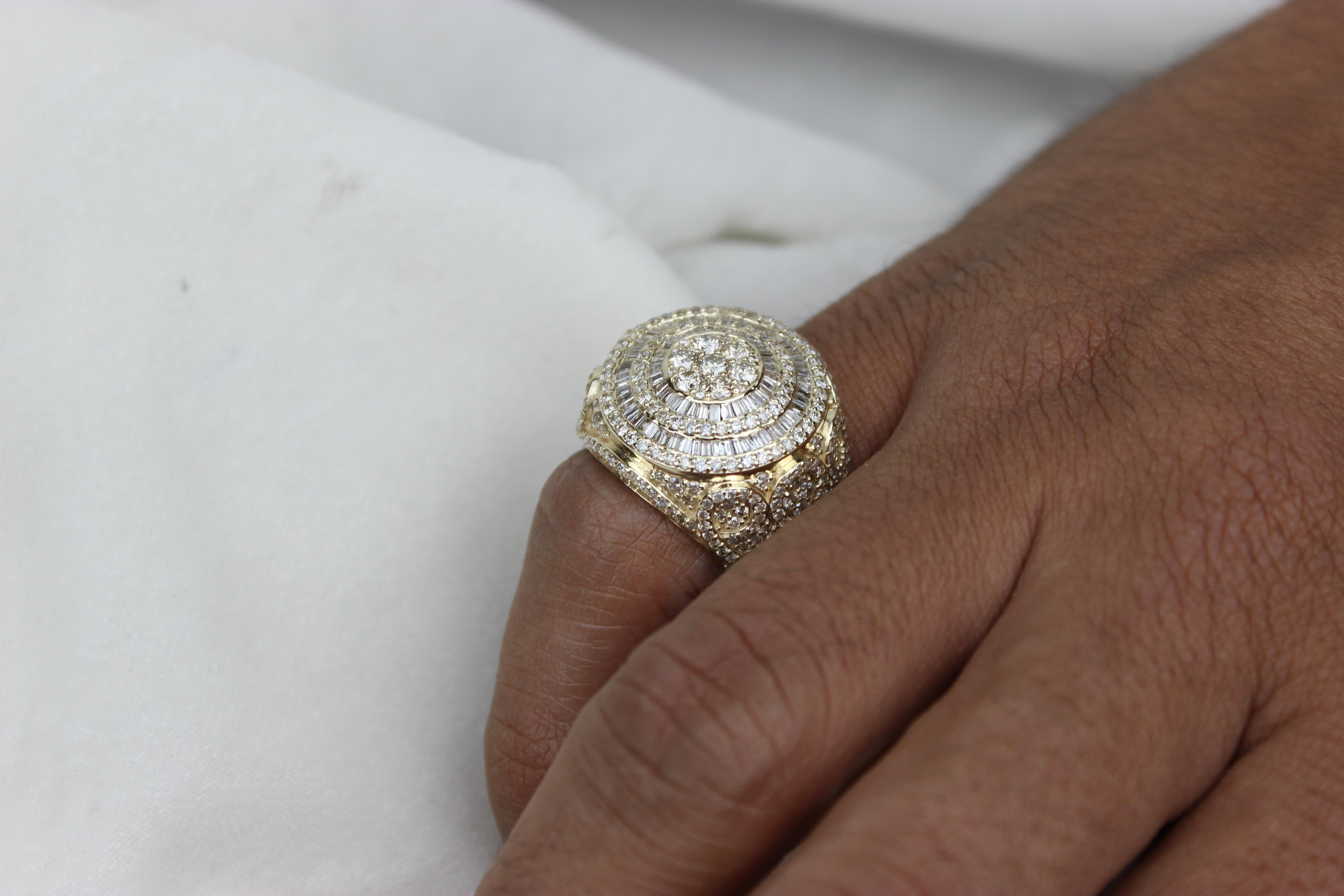For Sale:  Pinky Finger Diamond Ring with Baguettes & Rounds for Men in 18k Solid Gold 5