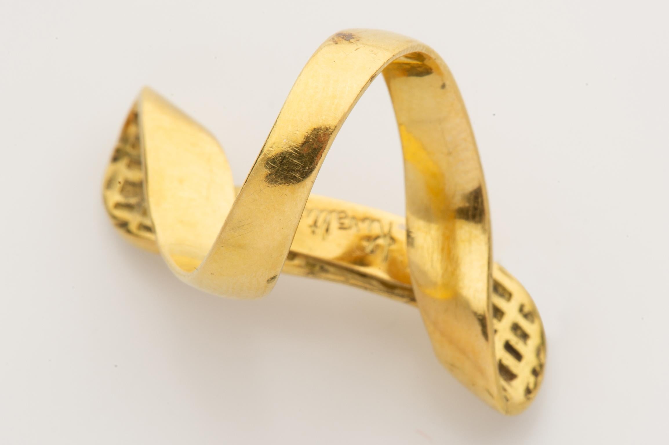 Italian singular pinky gold ring with particular shape 