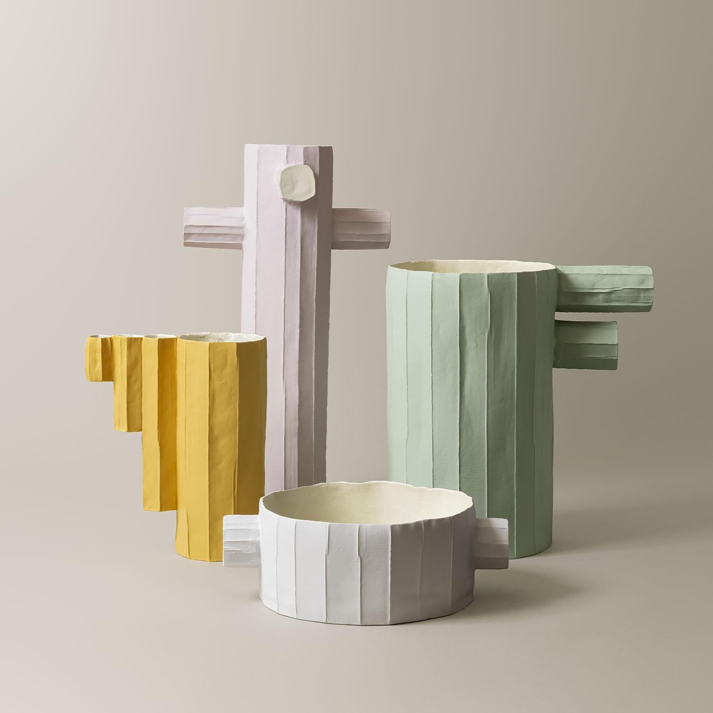Parte della famiglia Cartocci di Paola Paronetto, la Collection's Pino presenta vasi distinti che affascinano con le loro forme singolari. Che sia alto, corto, piccolo o grande, ogni pezzo richiede attenzione: alcuni evocano l'eleganza organica dei