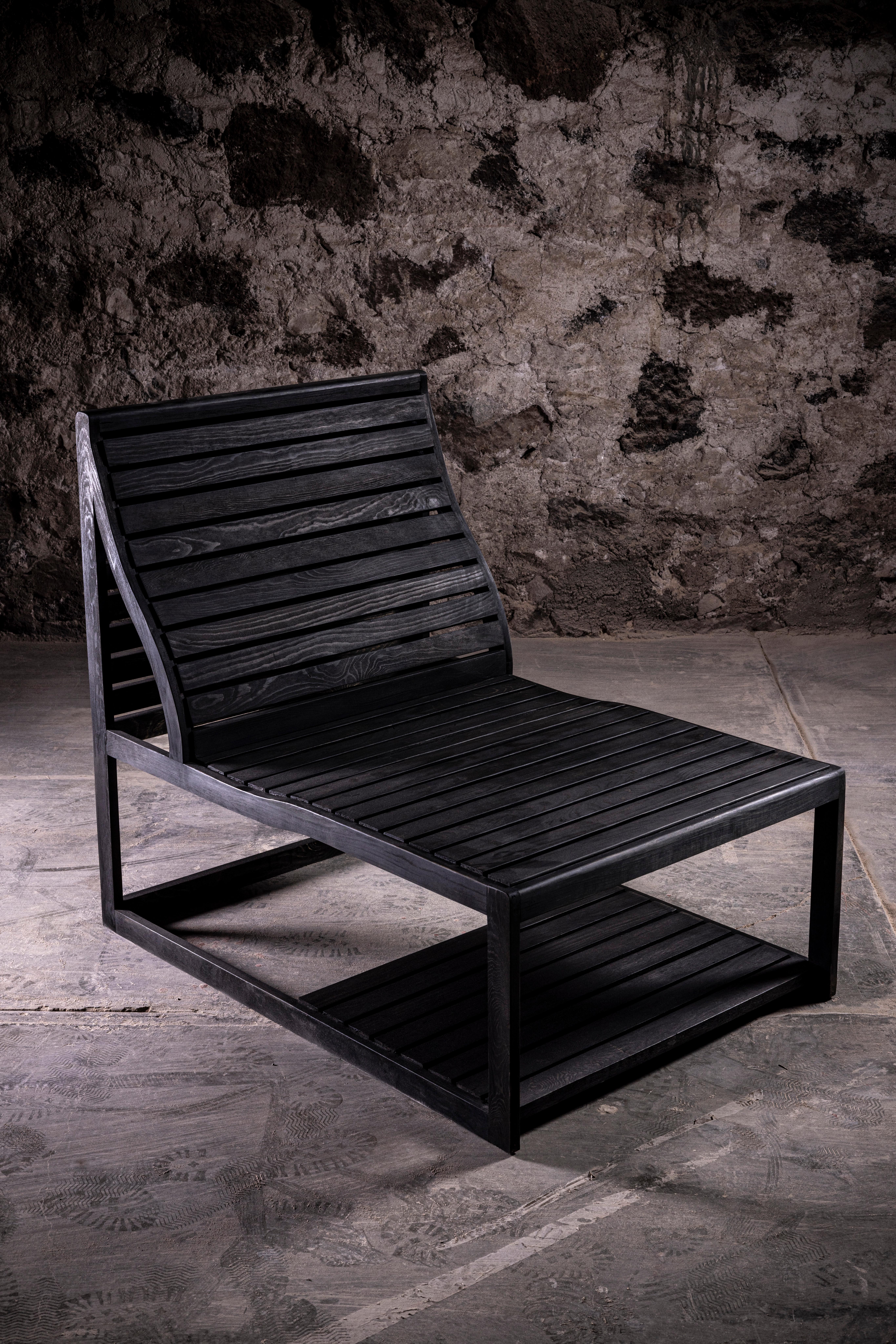 Pino Negro Loungesessel aus hochwertigem geschwärztem Kiefernholz von No Age Studio
Abmessungen: T 101,6 x B 71,1 x H 88,9 cm. 
MATERIALIEN: Kiefer.

Ein passender Ottoman aus Kiefernholz ist auf Anfrage erhältlich.  Preise können abweichen. Bitte