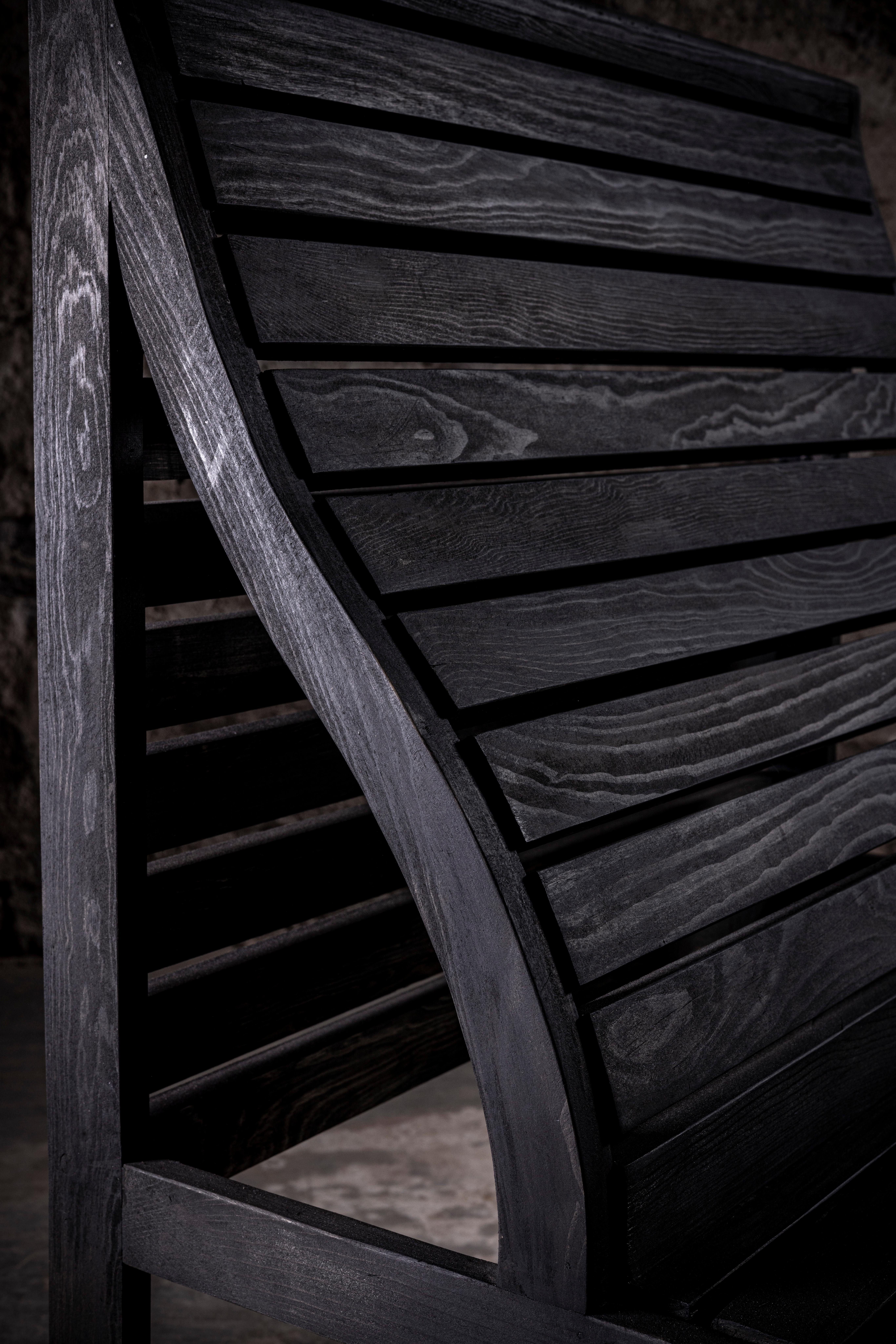 Pino Negro Loungesessel aus hochwertigem geschwärztem Kiefernholz von No Age Studio (Moderne) im Angebot