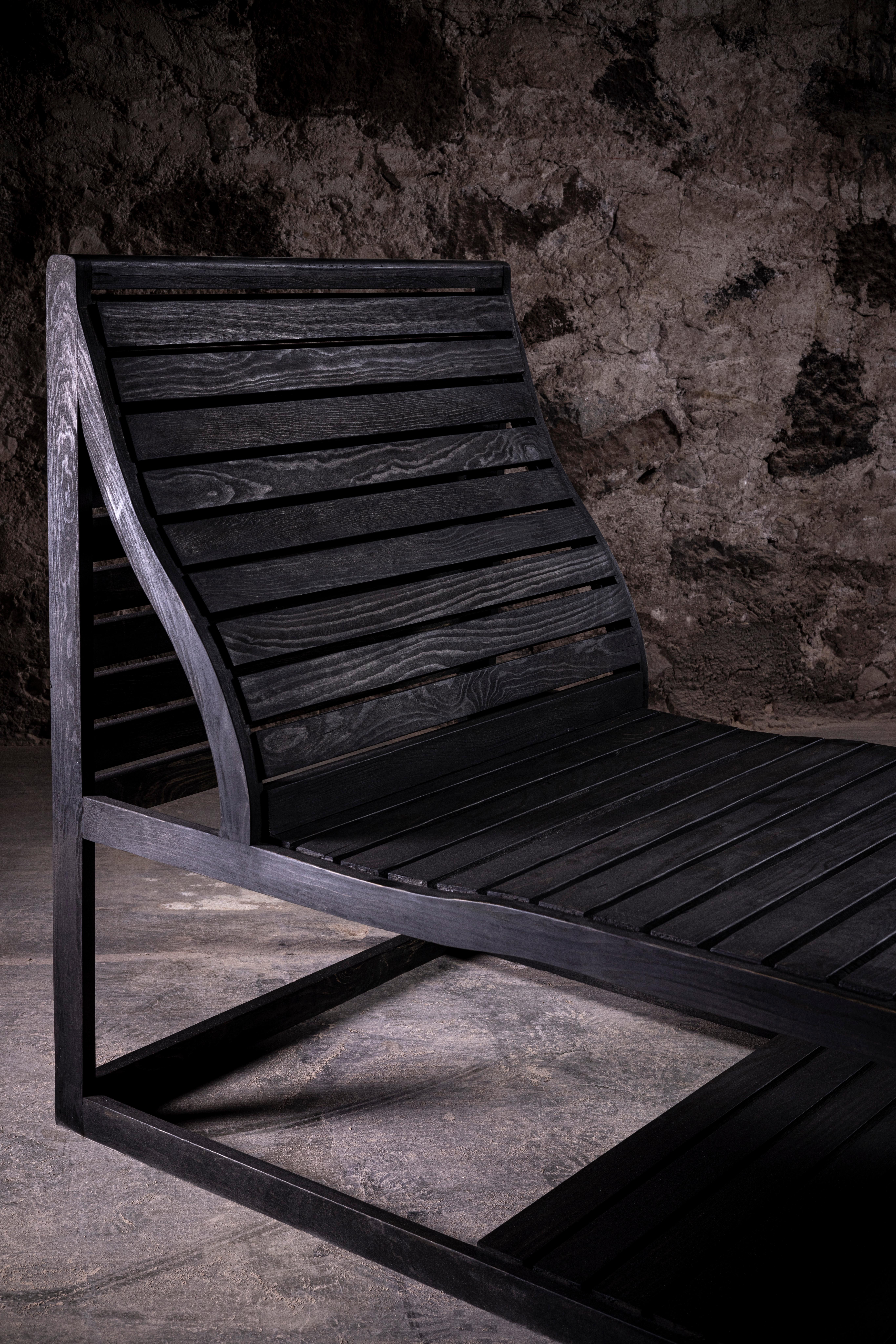 Pino Negro Loungesessel aus hochwertigem geschwärztem Kiefernholz von No Age Studio (Mexikanisch) im Angebot