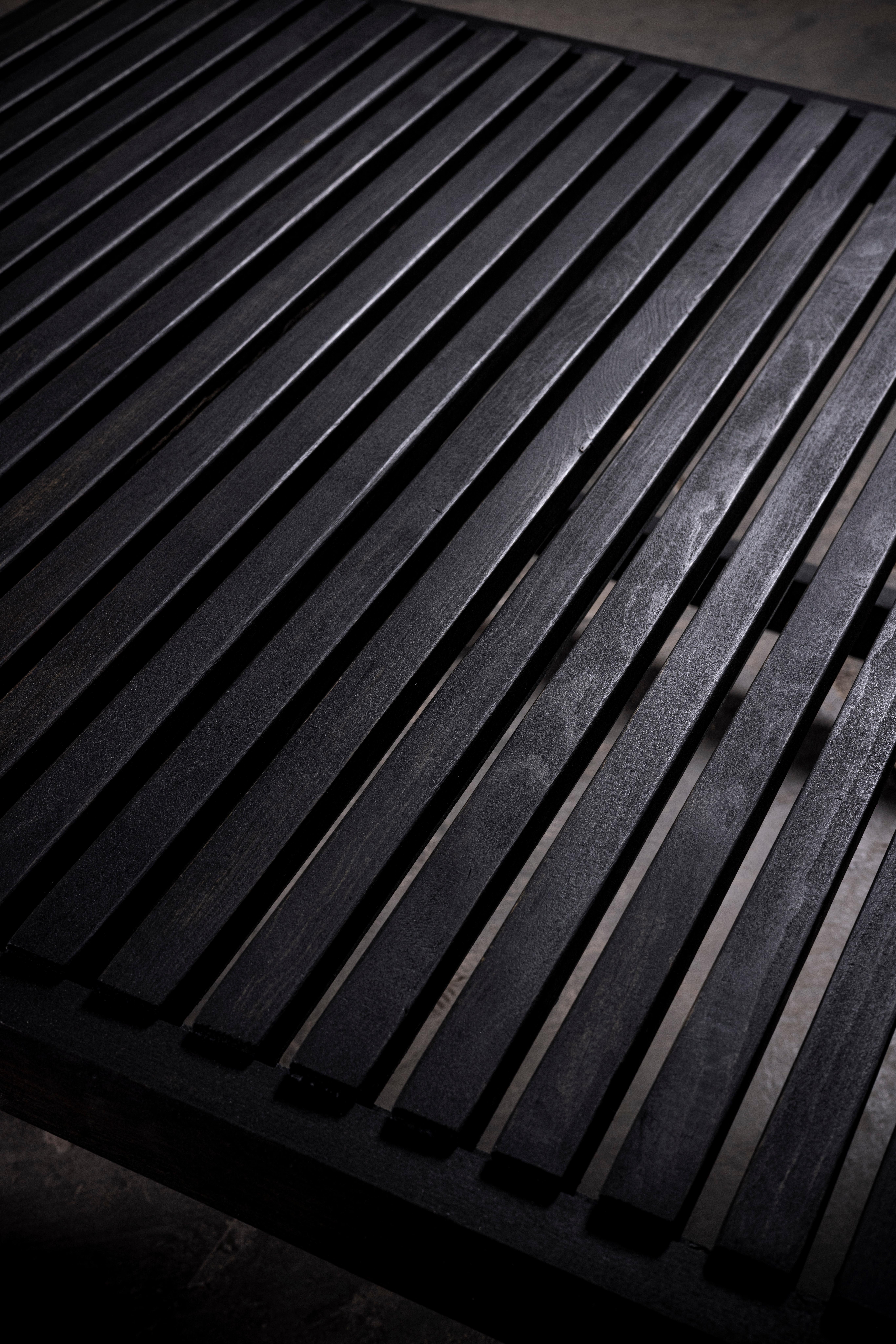 Pino Negro Loungesessel aus hochwertigem geschwärztem Kiefernholz von No Age Studio (Sonstiges) im Angebot