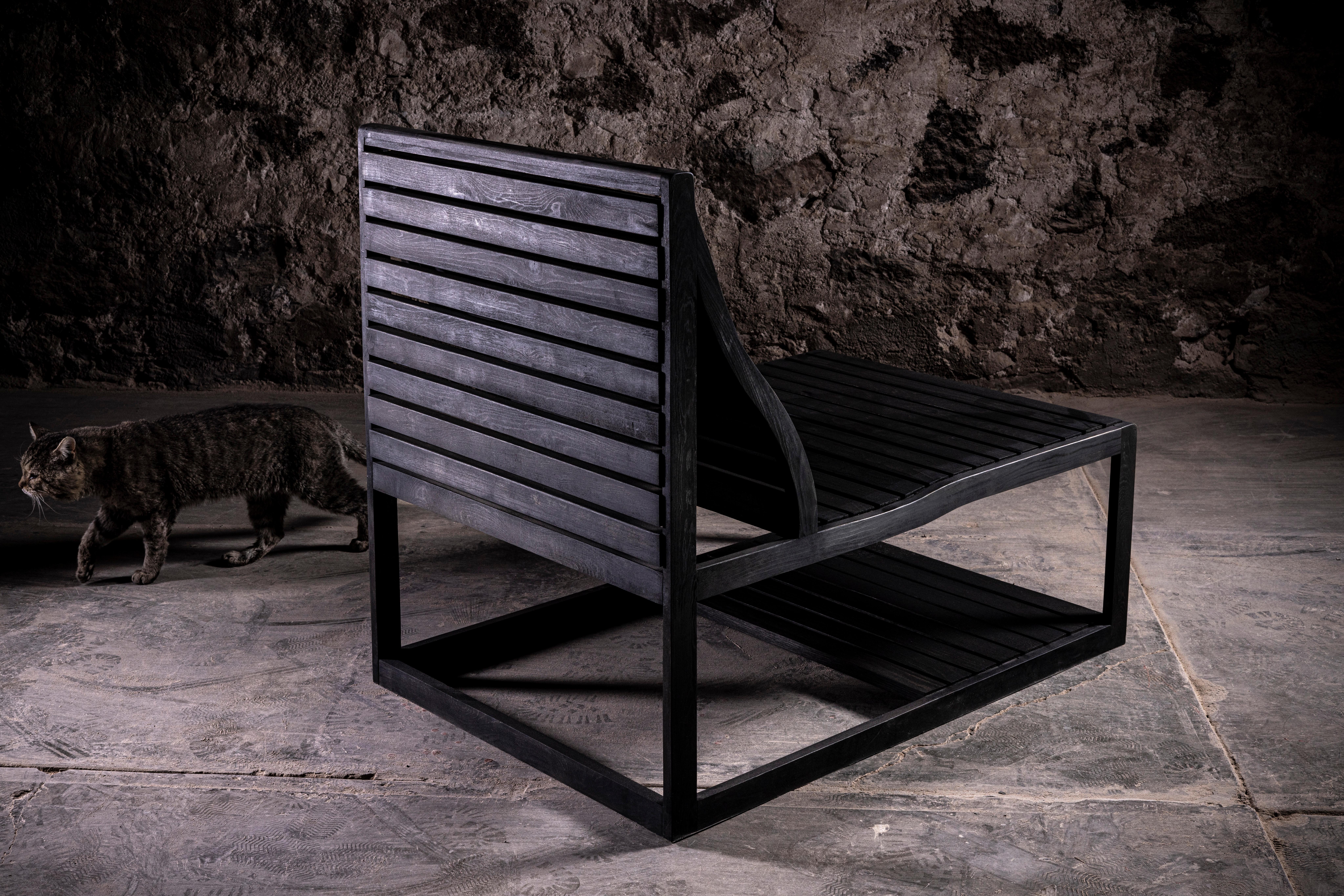 Pino Negro Loungesessel aus hochwertigem geschwärztem Kiefernholz von No Age Studio (21. Jahrhundert und zeitgenössisch) im Angebot