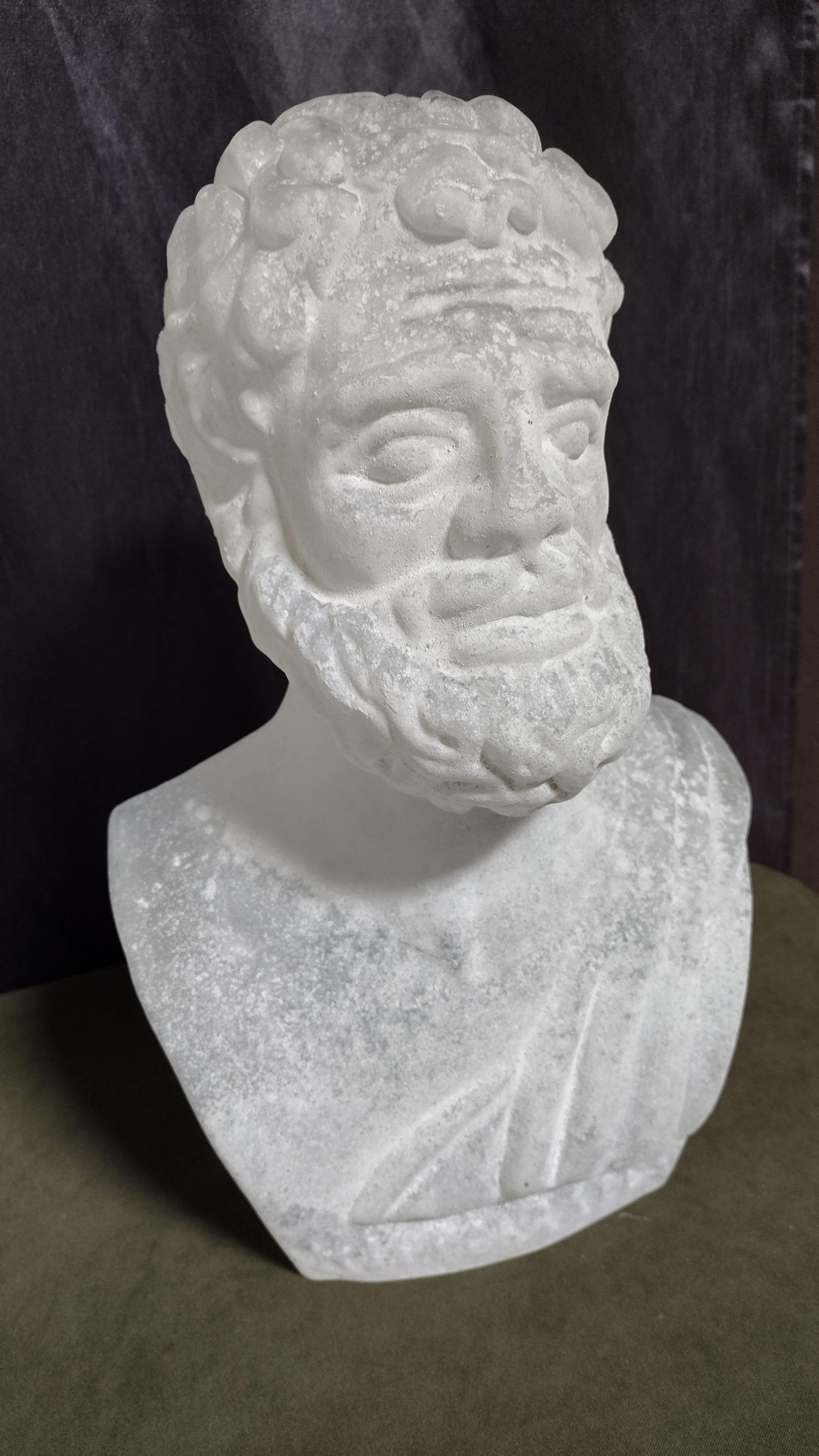 Schöne Murano-Glasskulptur von Pino Signoretto mit der Büste des Hippokrates. Handgefertigt vom Meisterglaskünstler Pino Signoretto auf der venezianischen Insel Murano, wo das exquisiteste italienische Kunstglas hergestellt wird. Sie ist einer