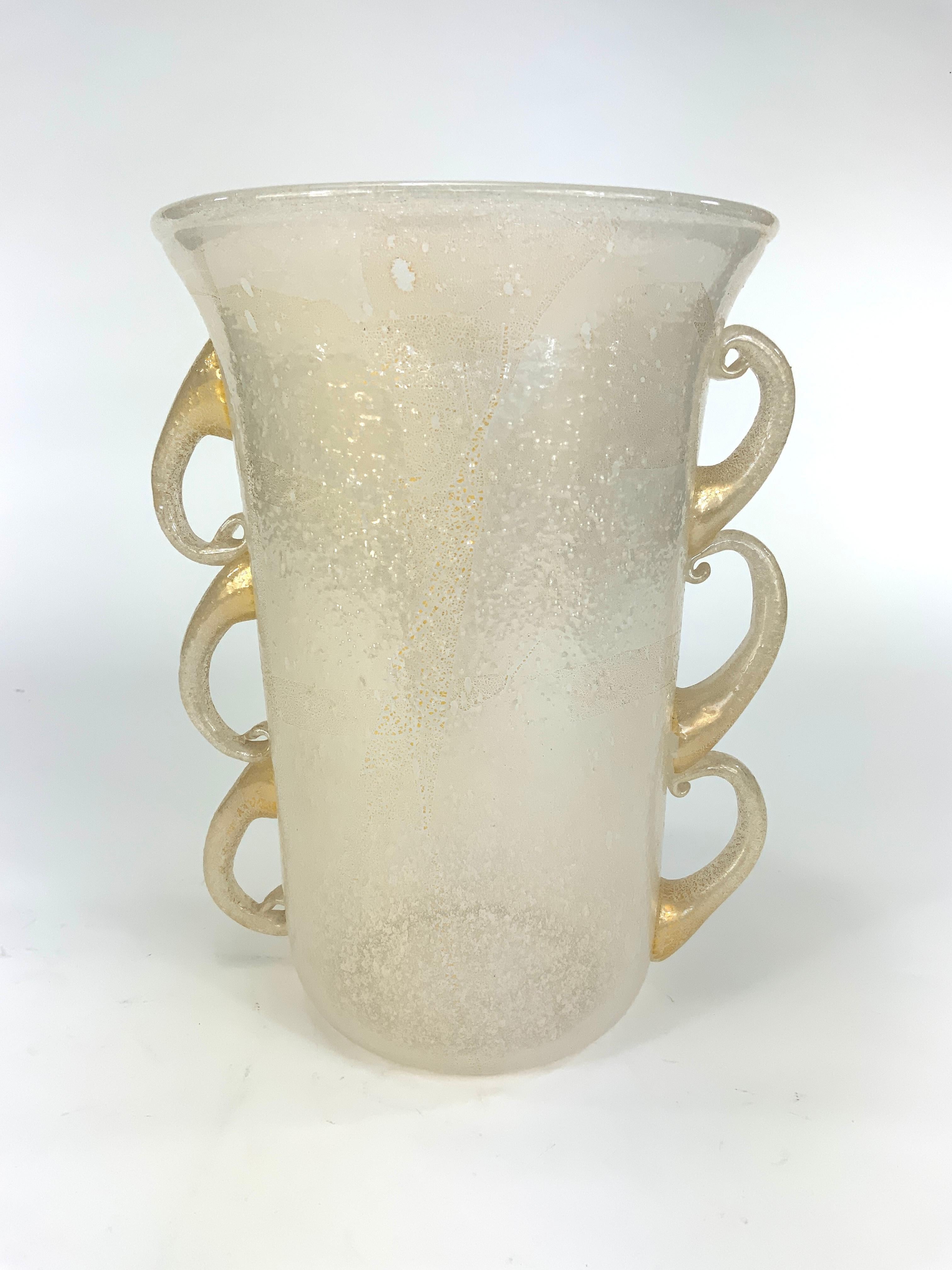 Pino Signoretto (italiano, 1944-2017) Vaso in vetro di Murano.

Pino Signoretto ha lavorato con alcuni dei più grandi artisti del vetro di Murano di tutti i tempi, tra cui Livio e Angelo Seguso, Ermanno Nason e, naturalmente, Alfredo Barbini, suo