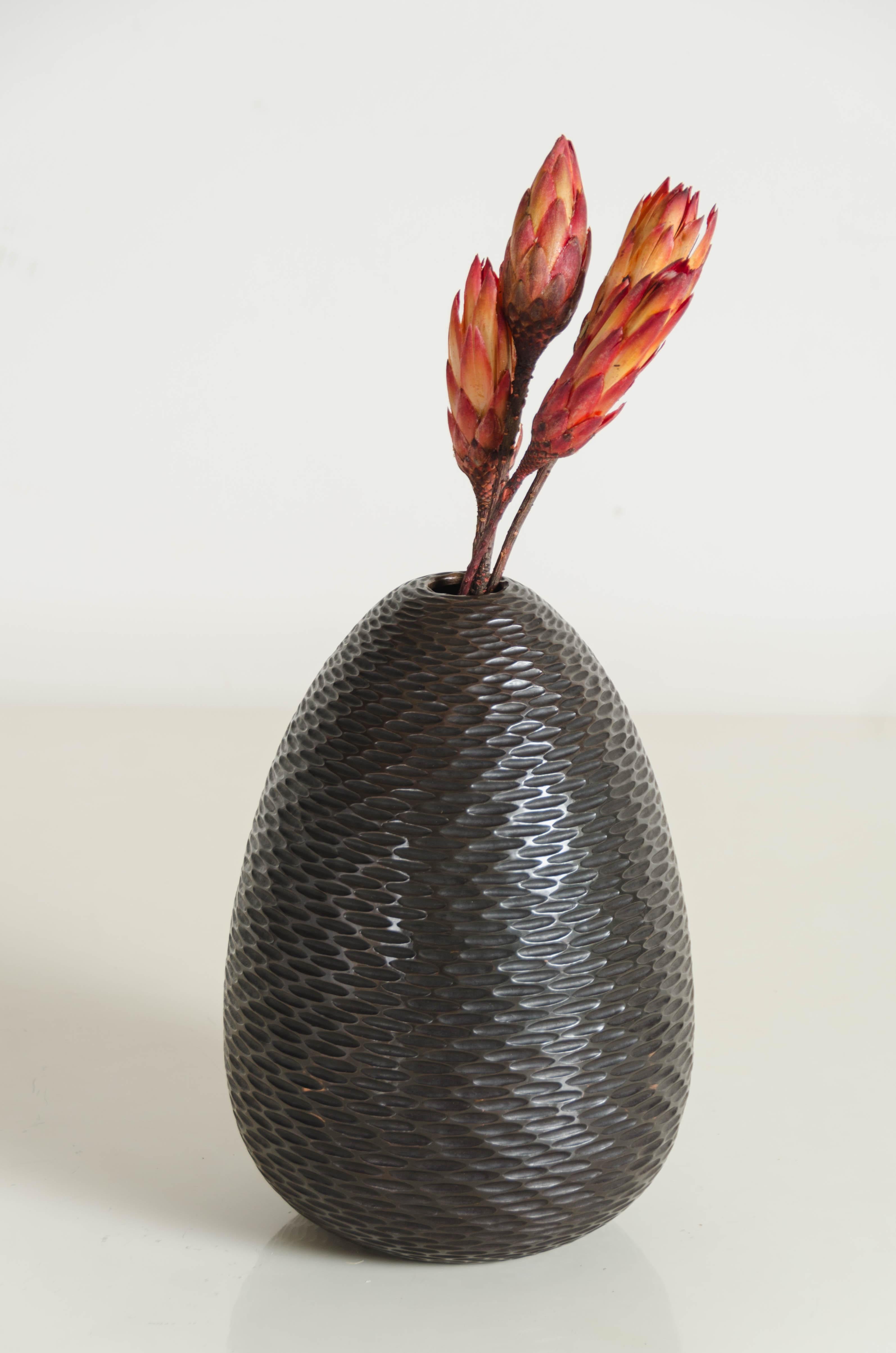 Pino vase
Antique copper finish
Hand repousse
Limited Edition

Repoussé is the traditional art of hand-hammering decorative relief onto sheet
metal. The technique originated around 800 BC between Asia and Europe and in
Chinese historical