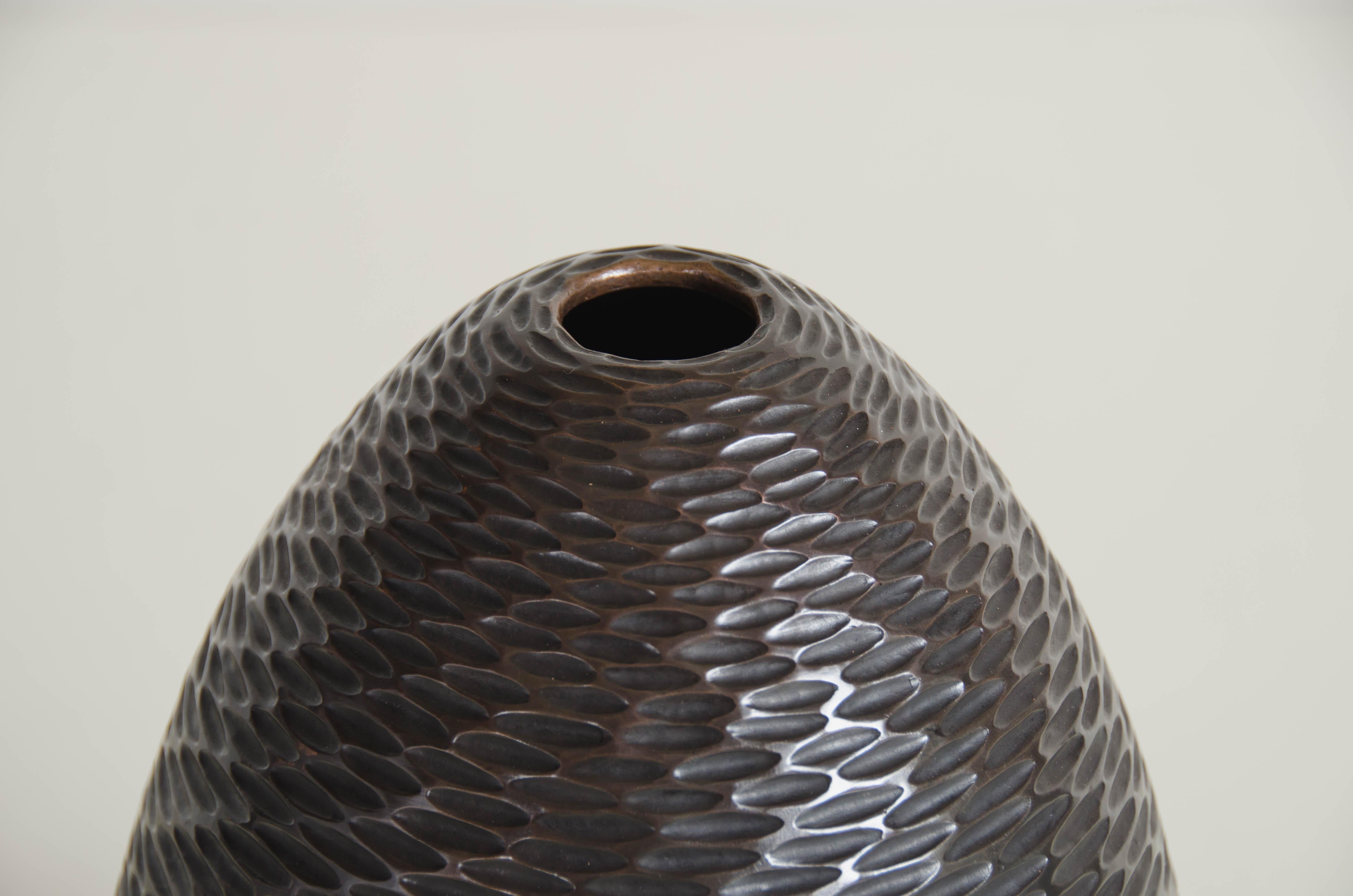 Pino-Vase aus antikem Kupfer von Robert Kuo, limitierte Auflage (Repoussé) im Angebot