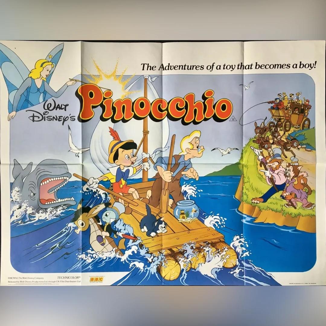 Pinocho (años 70 / 80)
Quad británico original (30 X 40 pulgadas)

Póster cuádruple original del Reino Unido para la reedición de Pinocho (1940) de Walt Disney en los años setenta y ochenta.

Se trata de un Cartel de Película Original producido por