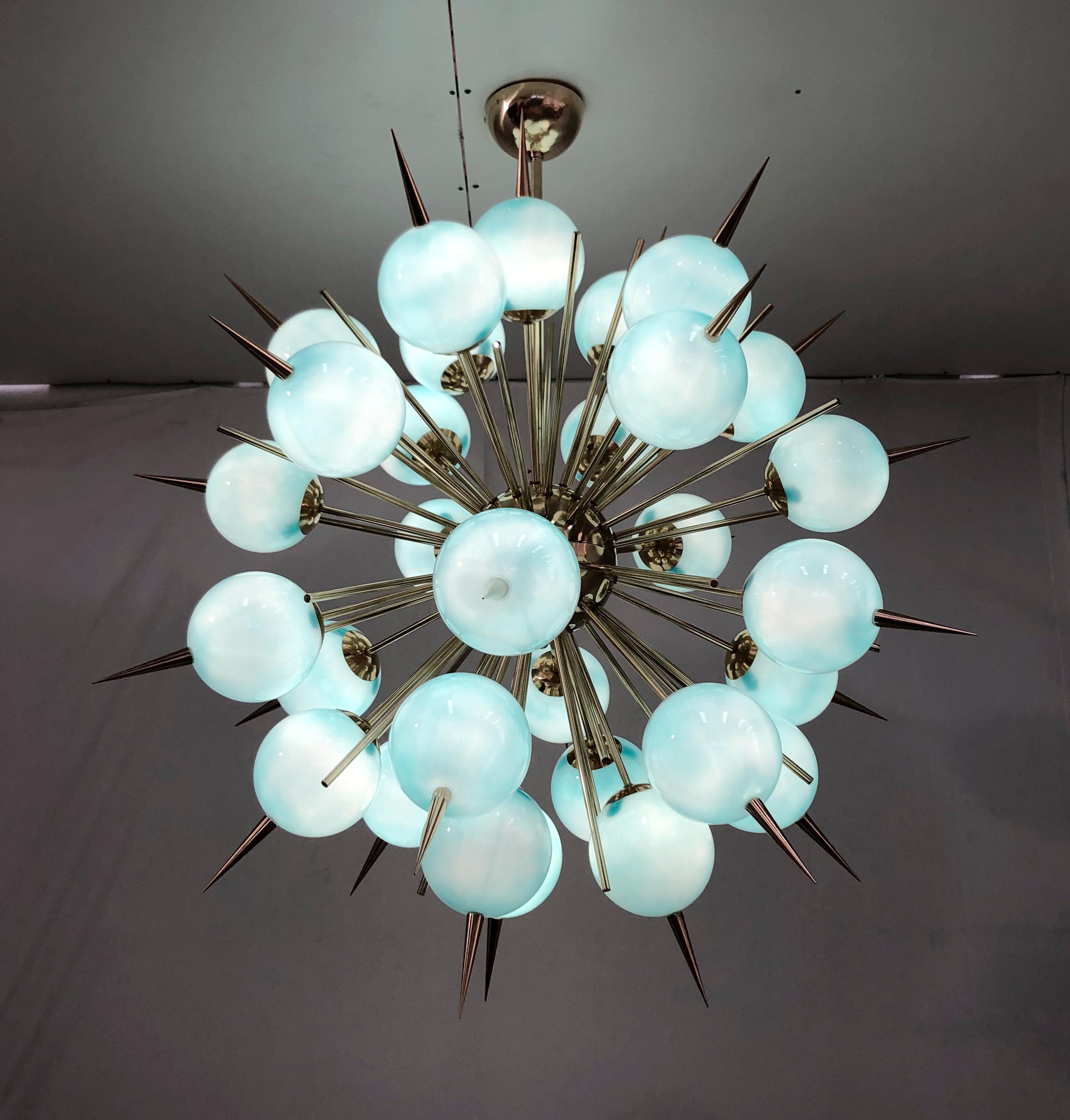 Lampadario sputnik italiano con 30 globi in vetro di Murano blu Tiffany e punte in ottone massiccio montate su una struttura in ottone / Disegnato da Fabio Bergomi per Fabio Ltd / Made in Italy
30 luci / tipo E12 o E14 / max 40W ciascuna
Misure: