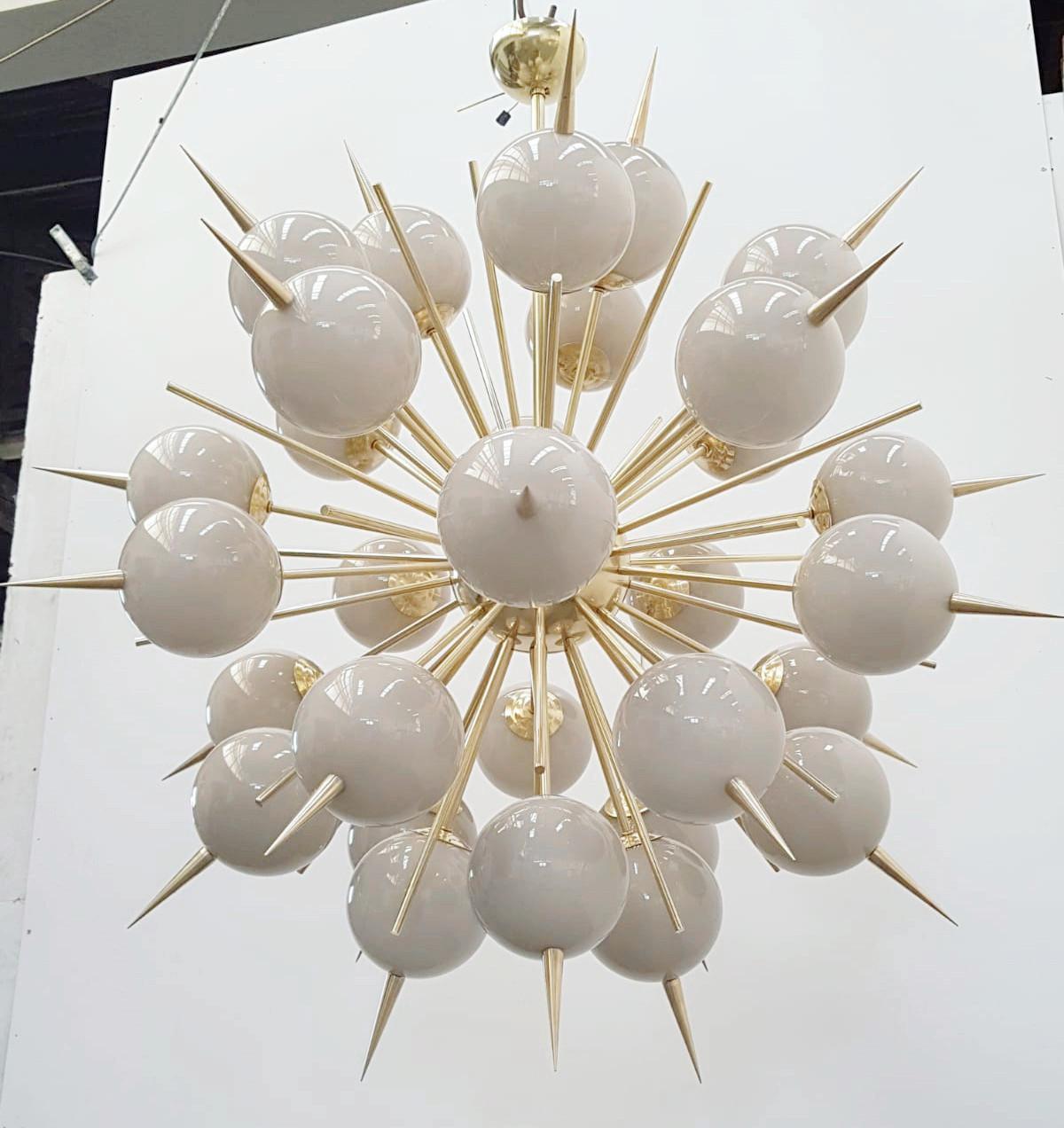 Araña sputnik italiana con 30 globos de cristal de Murano y pinchos de latón macizo montados en un marco de latón / Diseñada por Fabio Bergomi para Fabio Ltd / Fabricada en Italia
30 luces / tipo E12 o E14 / máx. 40W cada una
Medidas: Diámetro 47
