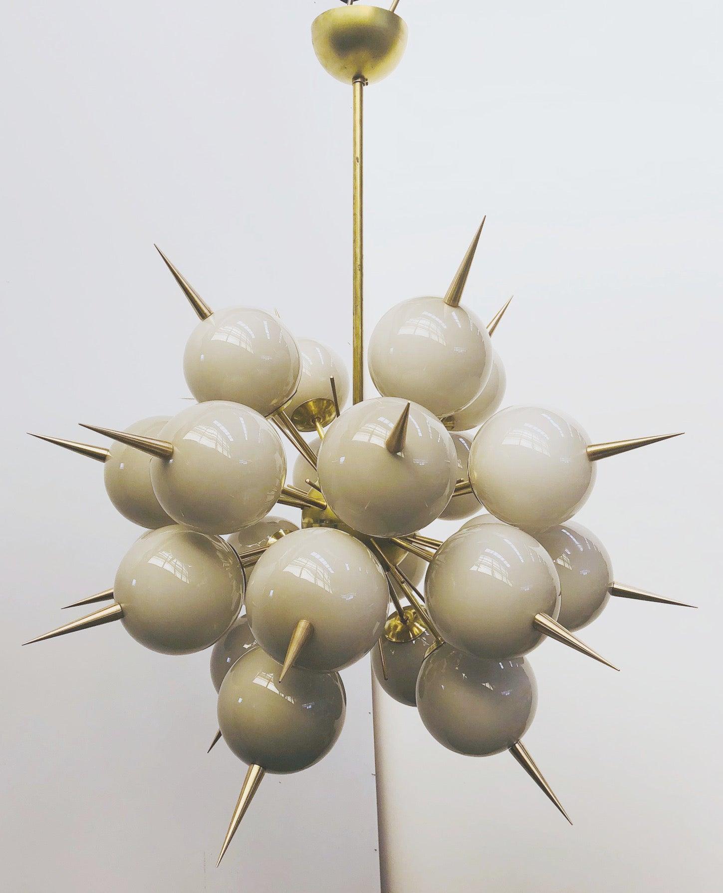 Italienischer Sputnik-Kronleuchter mit 24 Murano-Glaskugeln und massiven Messingspitzen auf Messingrahmen / Entwurf: Fabio Bergomi für FABIO LTD / Hergestellt in Italien
24-flammig / Typ E12 oder E14 / max. 40W pro Stück
Maße: Durchmesser 38 Zoll,