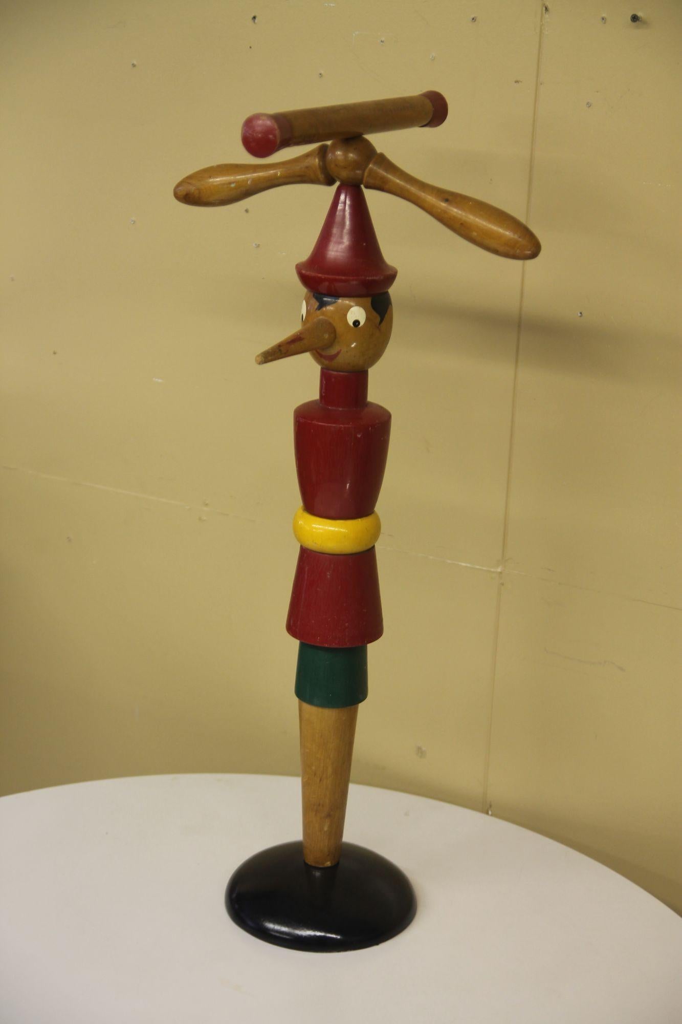 Toller Pinocchio-Kinderdiener aus den 1940er Jahren. Diese wurde in Italien hergestellt. Das wäre ein tolles Kunstwerk.