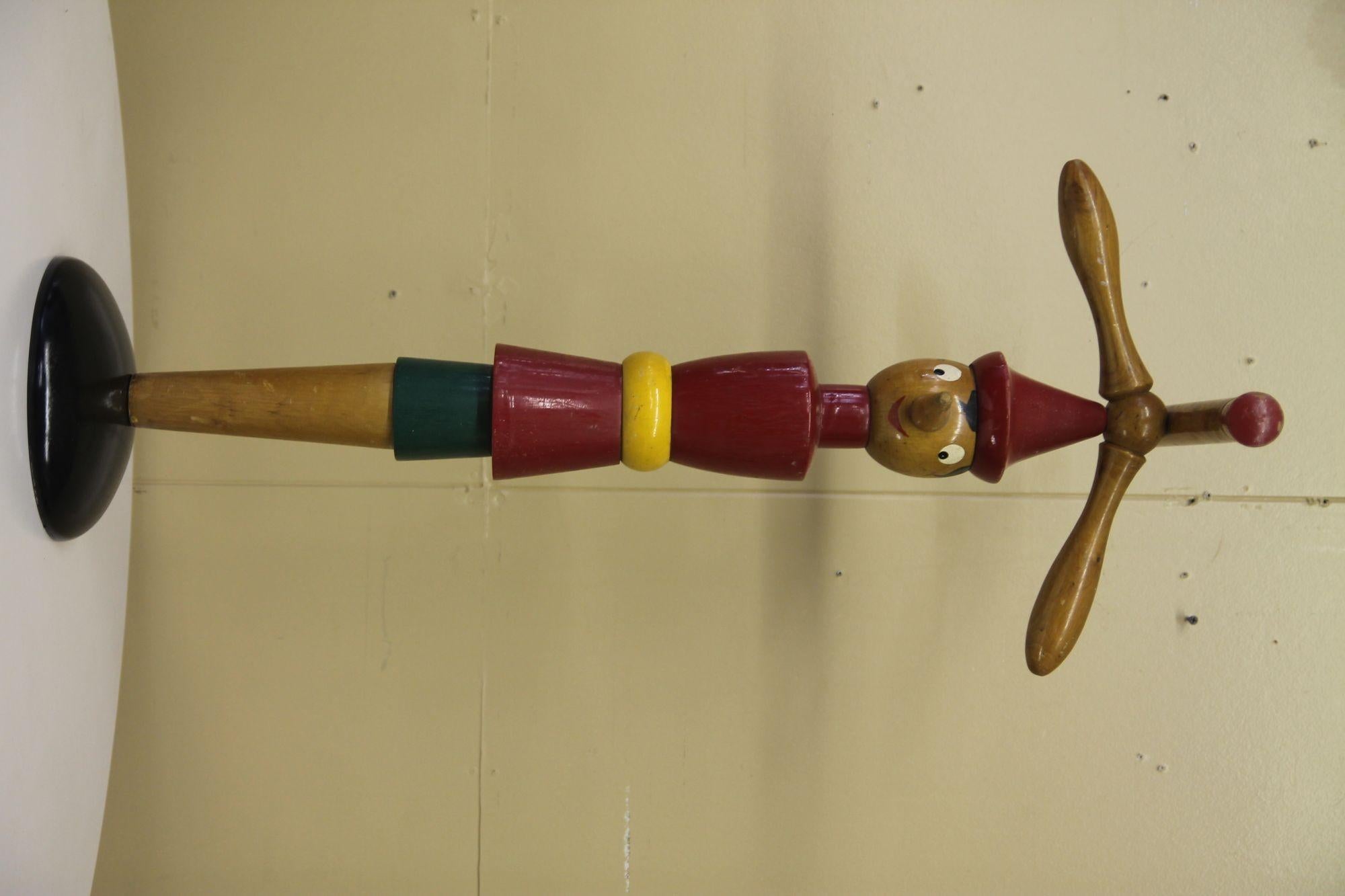Pinocchio-Kindertuch, hergestellt in Italien in den 1940er Jahren (Ahornholz) im Angebot