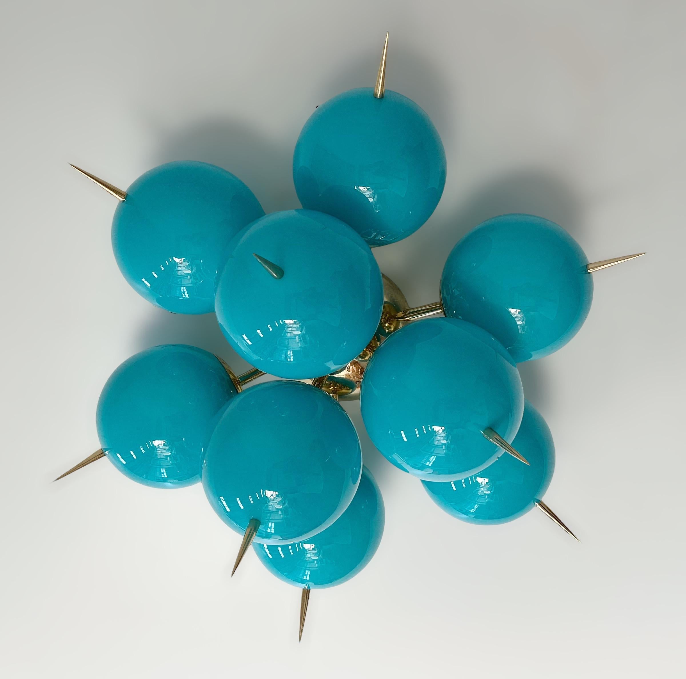 Encastrée italienne Sputnik avec 9 globes en verre Murano bleu Tiffany et pointes en laiton massif montées sur  cadre en laiton / Conçu par Fabio Bergomi pour Fabio Ltd / Made in Italy
9 lampes / type E12 ou E14 / max 40W chacune
Mesures : Diamètre
