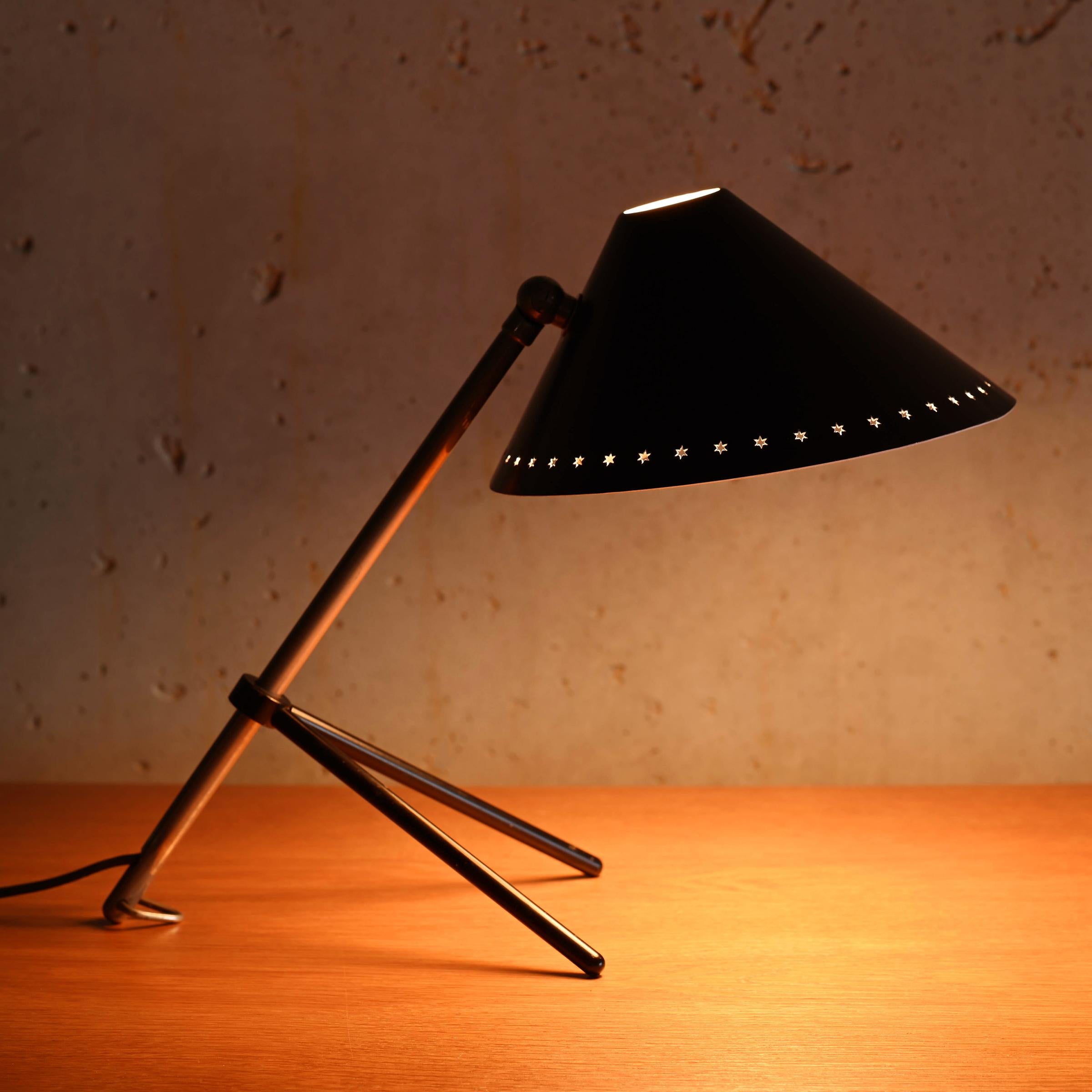 Pinocchio-Lampe mit schwarzem Schirm von H. Busquet für Hala Zeist, Niederlande (Moderne der Mitte des Jahrhunderts) im Angebot