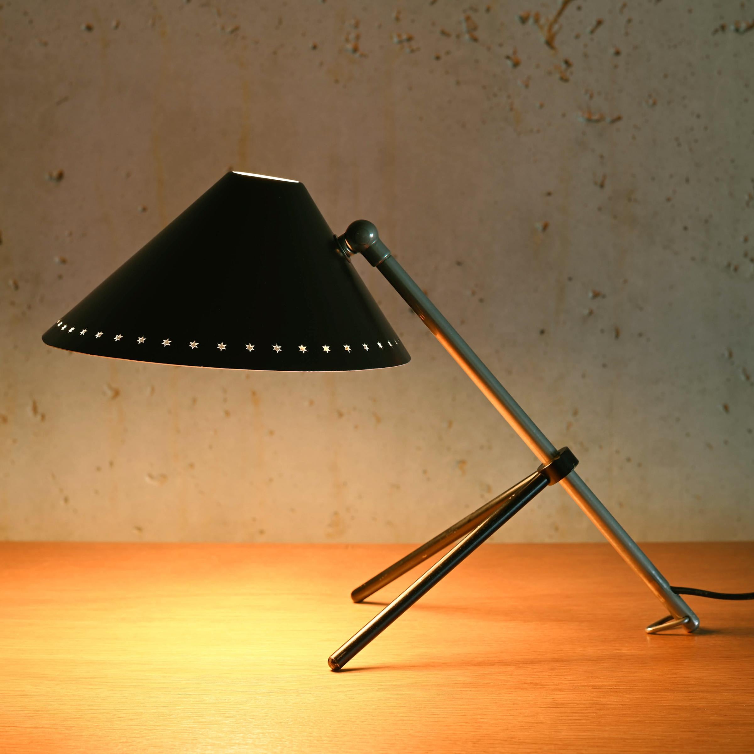 Pinocchio-Lampe mit schwarzem Schirm von H. Busquet für Hala Zeist, Niederlande (Mitte des 20. Jahrhunderts) im Angebot