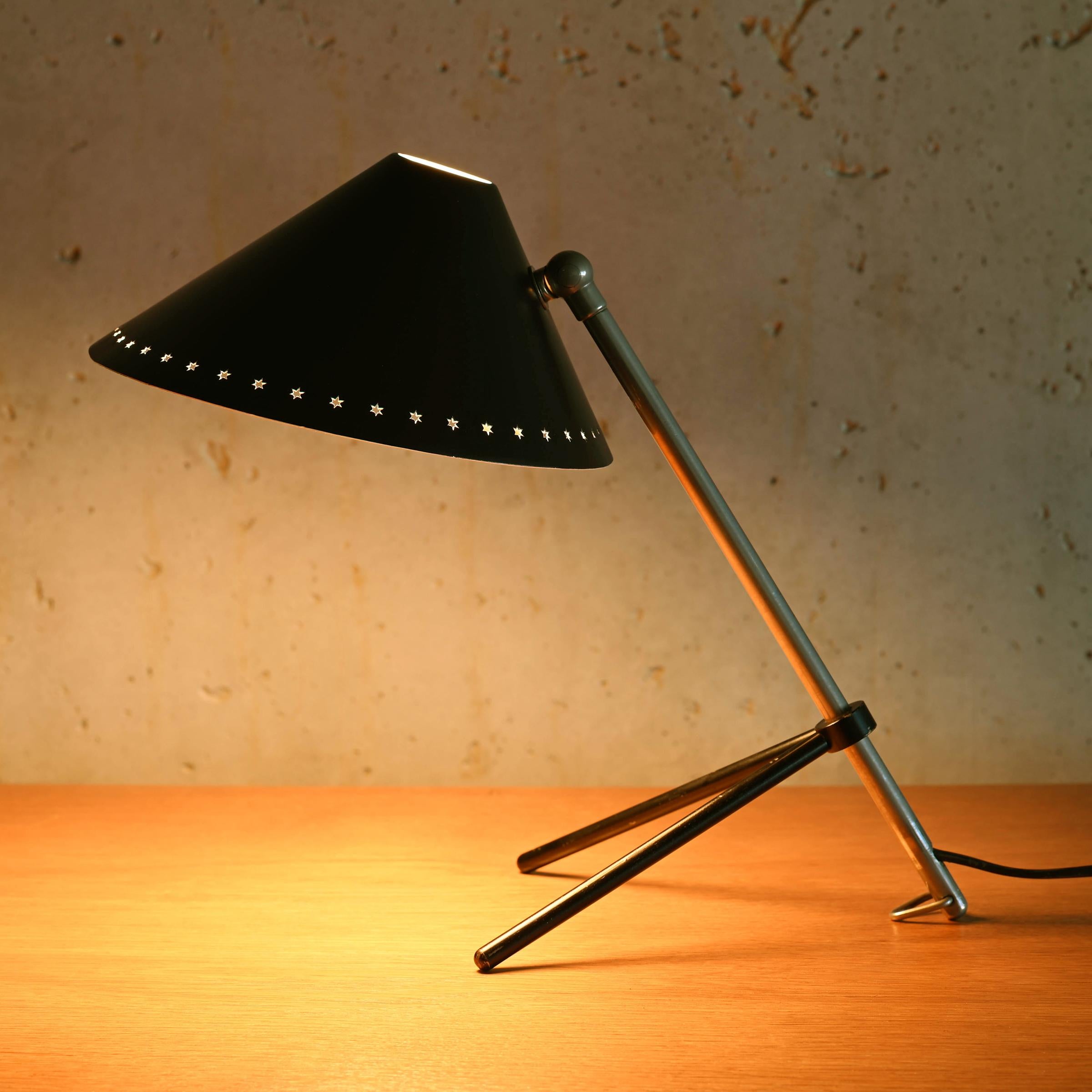 Aluminium Lampe Pinocchio avec abat-jour noir par H. Busquet pour Hala Zeist, Pays-Bas en vente