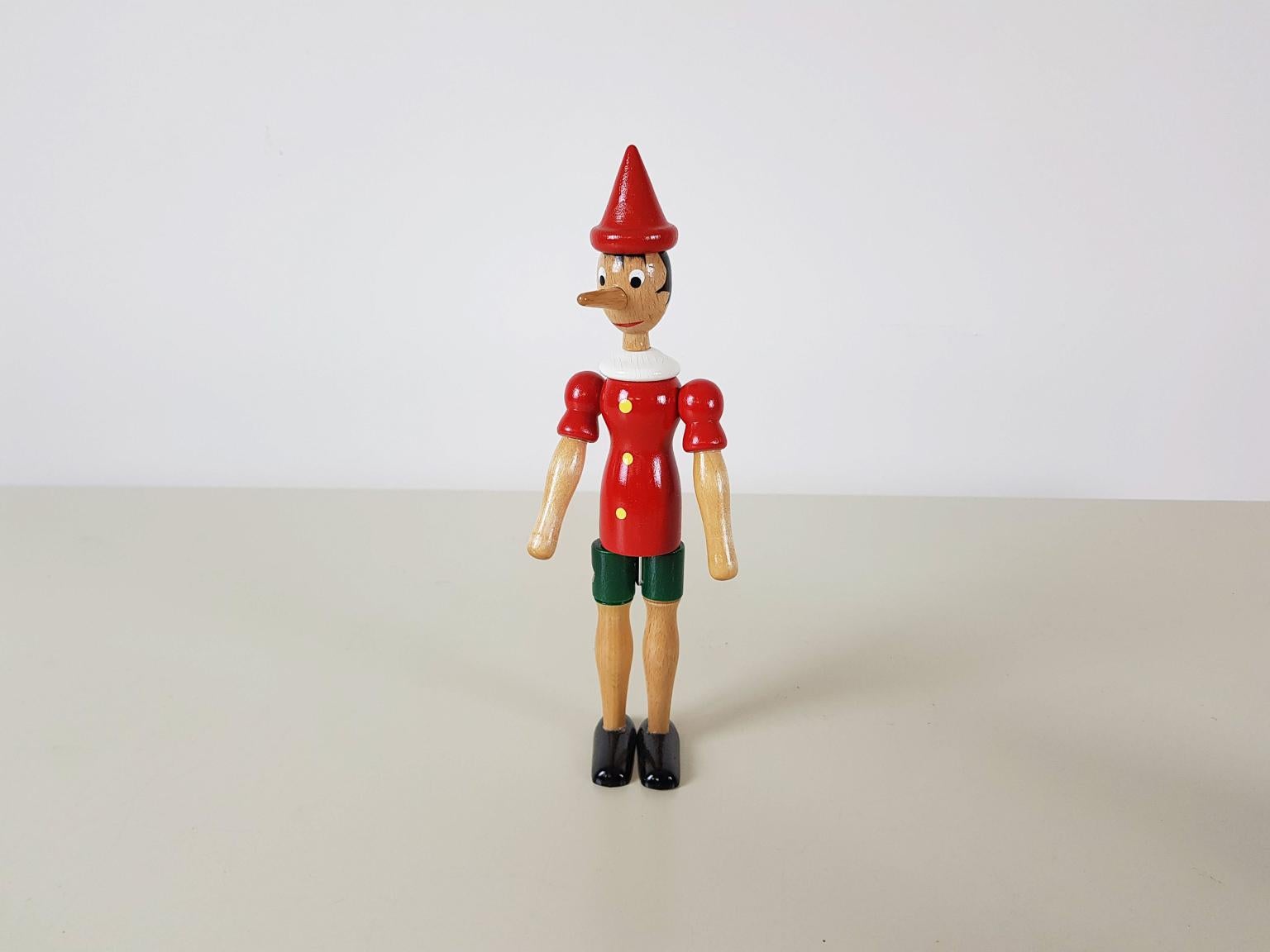 Pinocchio-Spielzeugfigur. So gut wie neu. Die Beine, Arme und der Kopf können bewegt werden.

Maße: Höhe 25 cm.