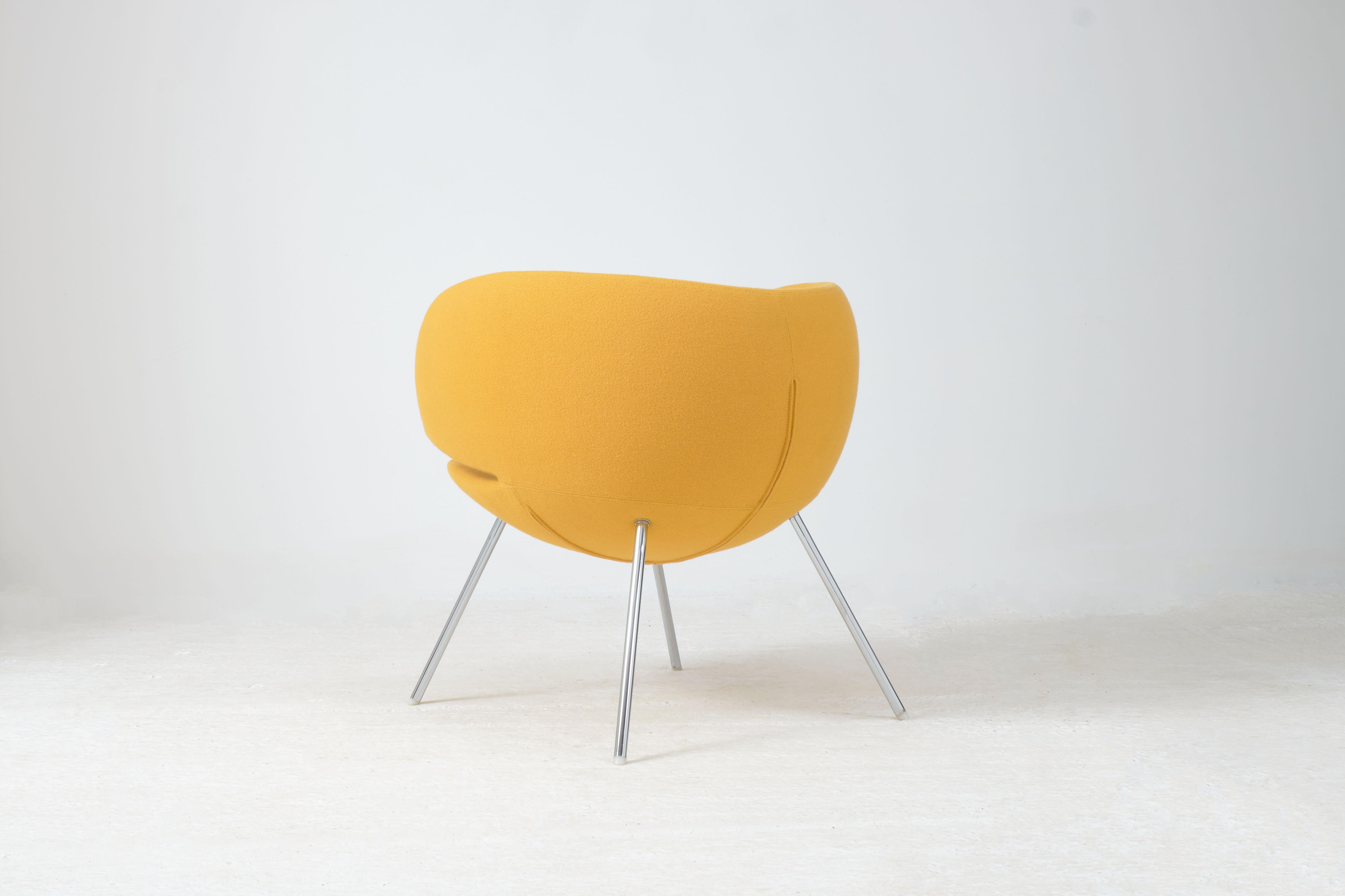 Pinq Lounge chair designed by René Holten for Artifort Circa 2010. Upholstered in a yellow Tonus4 wool by Kvadrat which is in excellent condition. Surprisingly comfortable and extremely decorative.

Dimensions: H72cm D74cm W68cm SH42cm