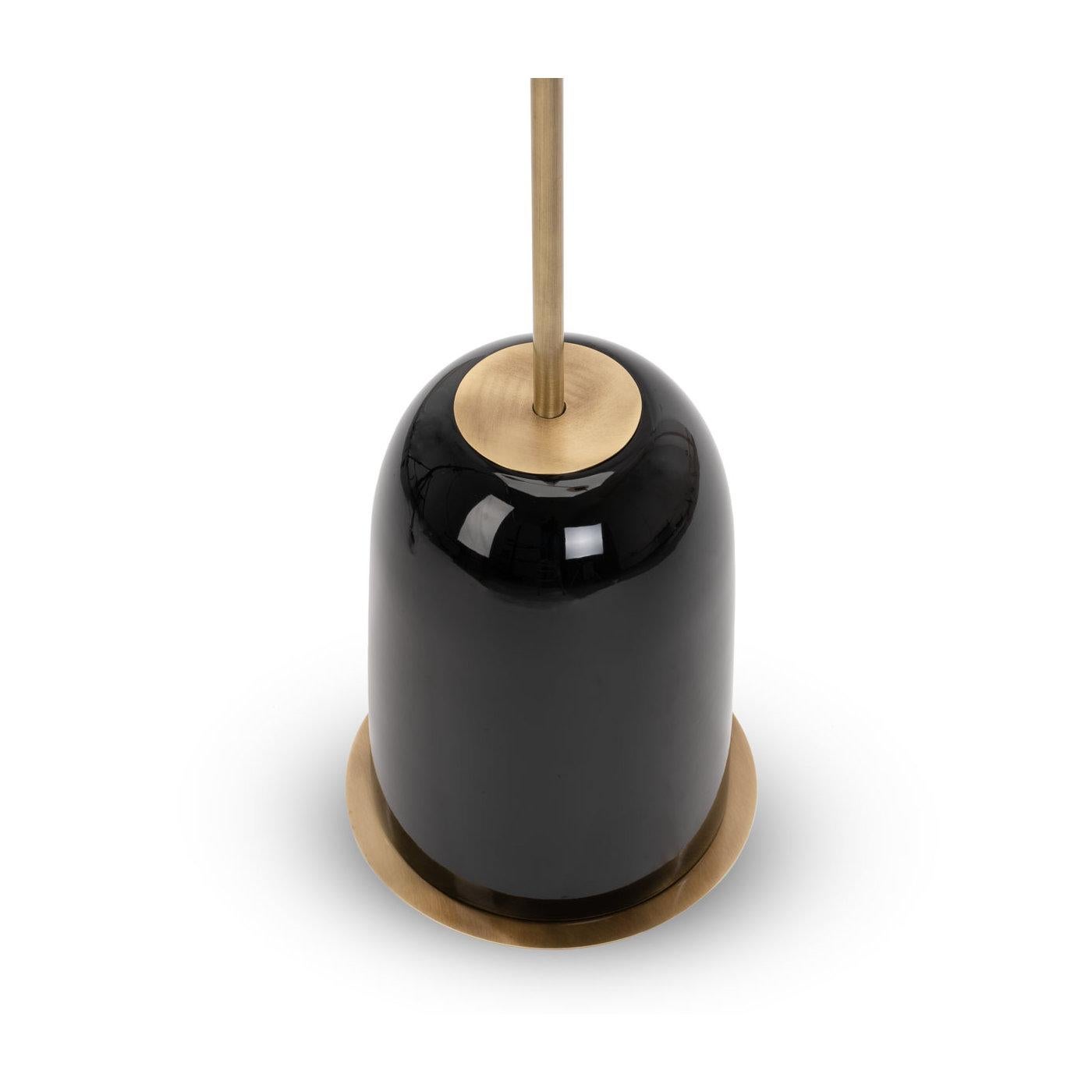Eine Hommage an das minimalistische Design und die zeitgenössische Kunst. Diese prächtige Stehleuchte ist eine exquisite Kombination aus edlen Materialien und einfachen, aber eindrucksvollen Linien. Ihre schlanke und elegante Silhouette besteht aus