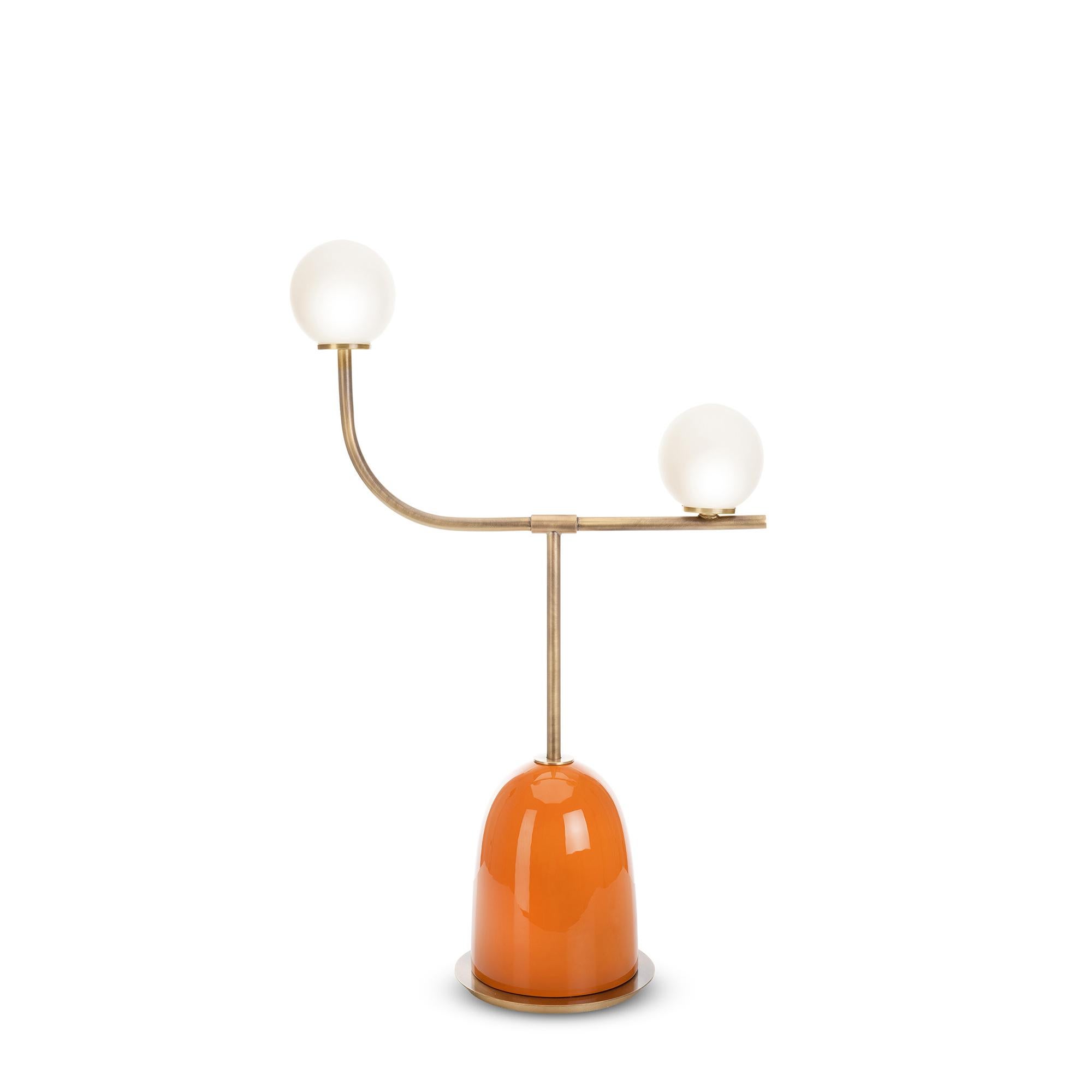 Lampada da tavolo ad arco Pins di Marioni
Dimensioni: L 52 x P 82 x H 22 cm. 
Materiali: Base in ceramica e stelo in ottone, con globi in vetro satinato.
Codice prodotto: 02984

Squisita lampada da tavolo Pins ideale da abbinare agli altri pezzi