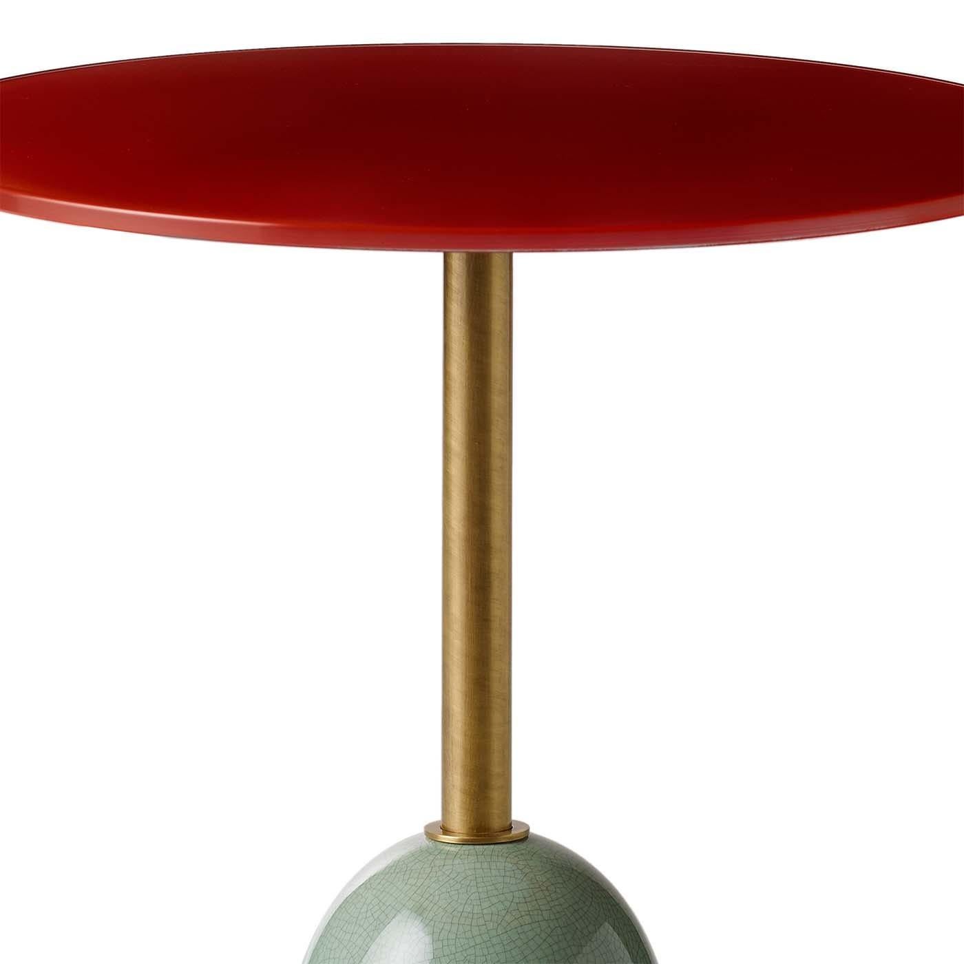 Colorée et sophistiquée, cette table d'appoint fera une déclaration élégante dans un salon contemporain, où elle peut être exposée seule ou combinée avec d'autres de la même collection Pins. Présentée à la Milan Design Week 2018, cette série