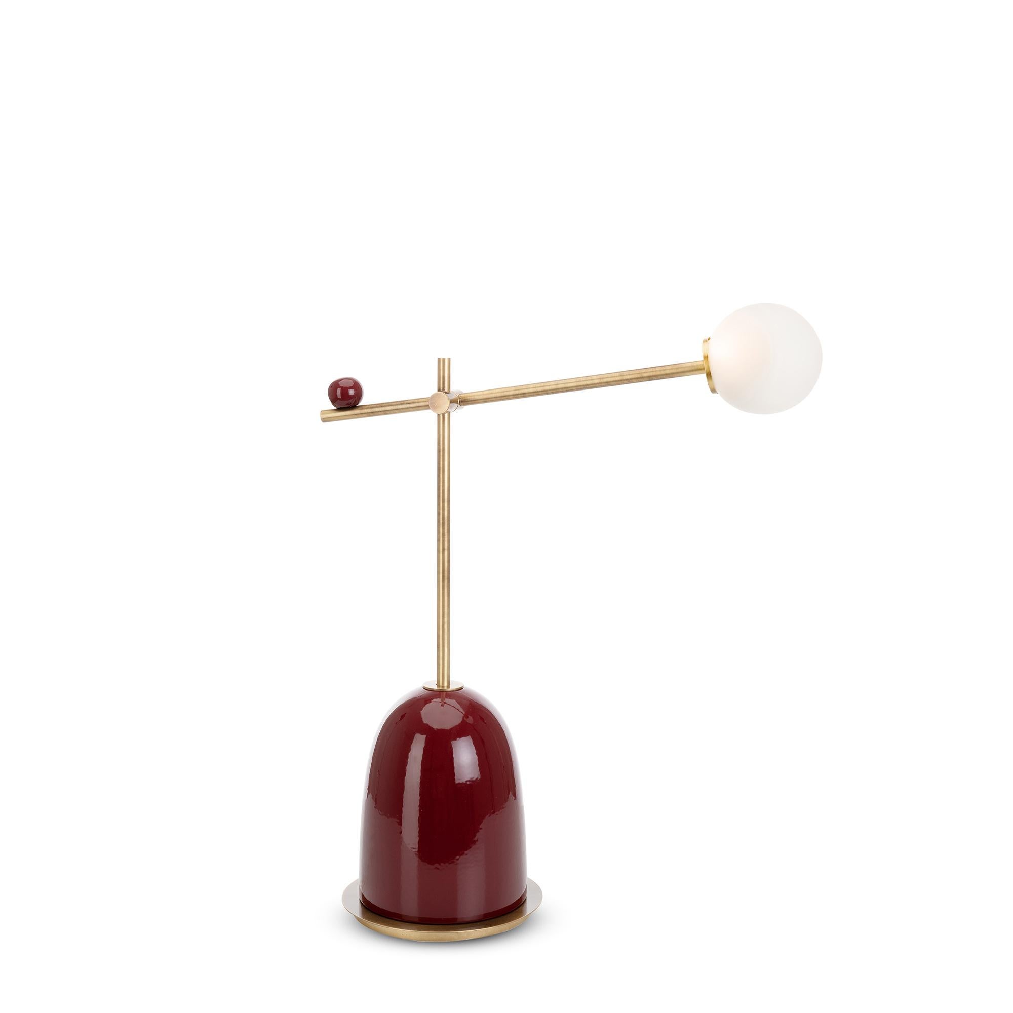 Lampada da tavolo Pins di Marioni
Dimensioni: L 57 x P 62 x H 22 cm. 
Materiali: Base in ceramica e stelo in ottone, con 4 globi in vetro satinato.

Notorious è una collezione che si ispira allo stile anni '40. Una linea completa che comprende