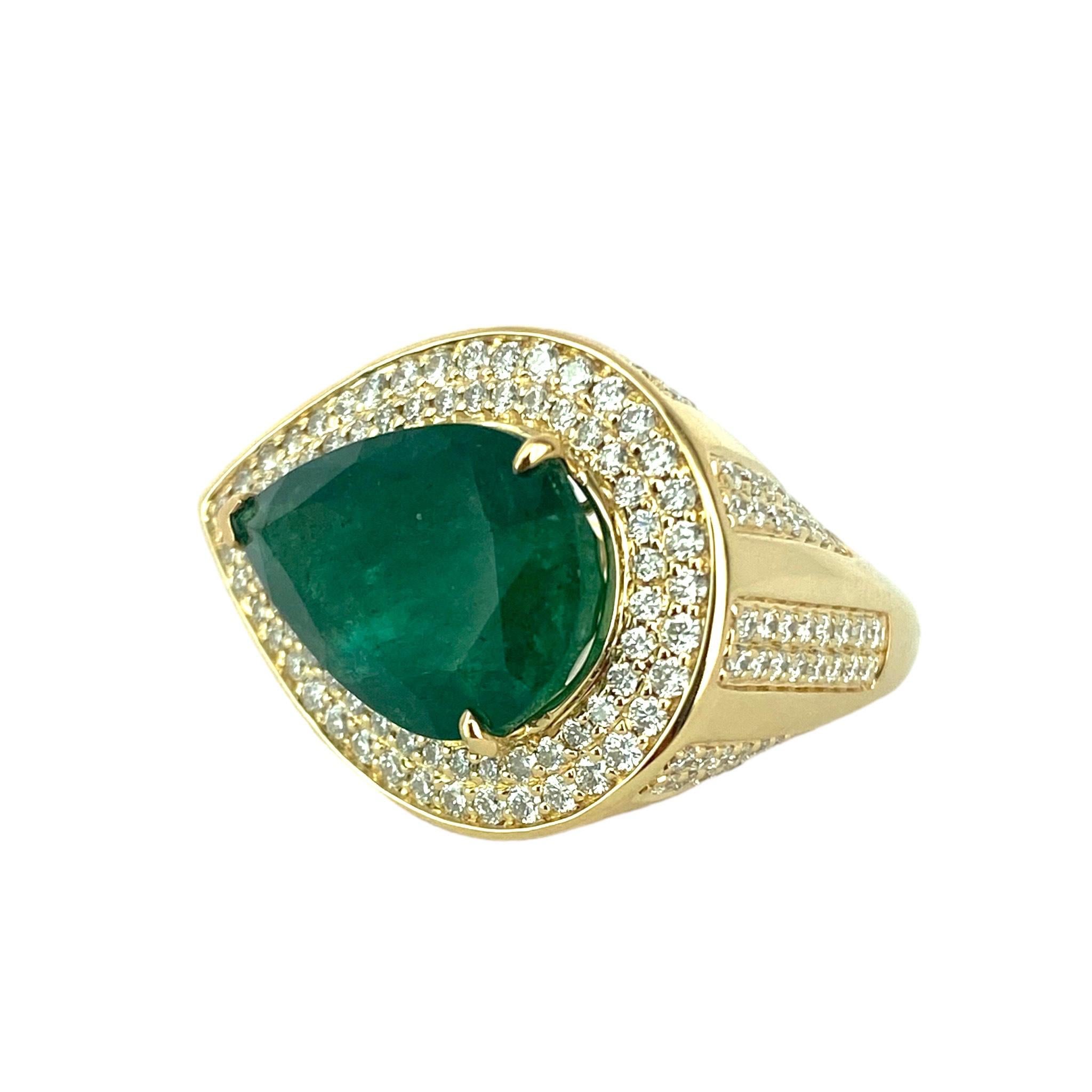 Pinstripe Pear Shape 5.4 ct Emerald Solitaire and Pave Diamonds Yellow Gold For Sale 3