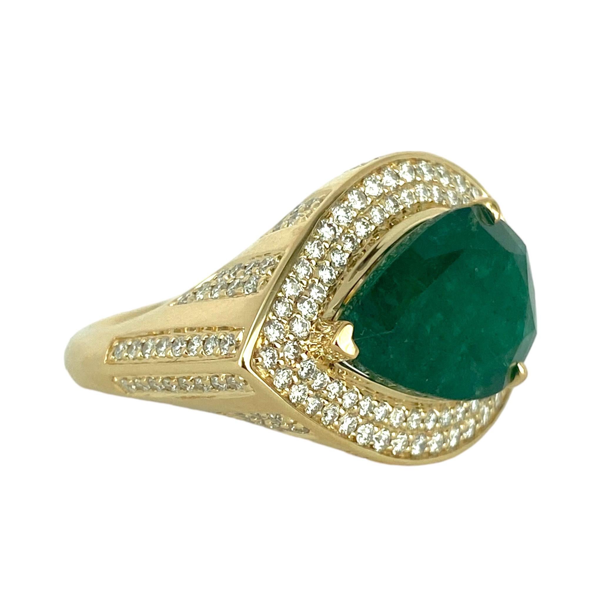 Pinstripe Pear Shape 5.4 ct Emerald Solitaire and Pave Diamonds Yellow Gold For Sale 4