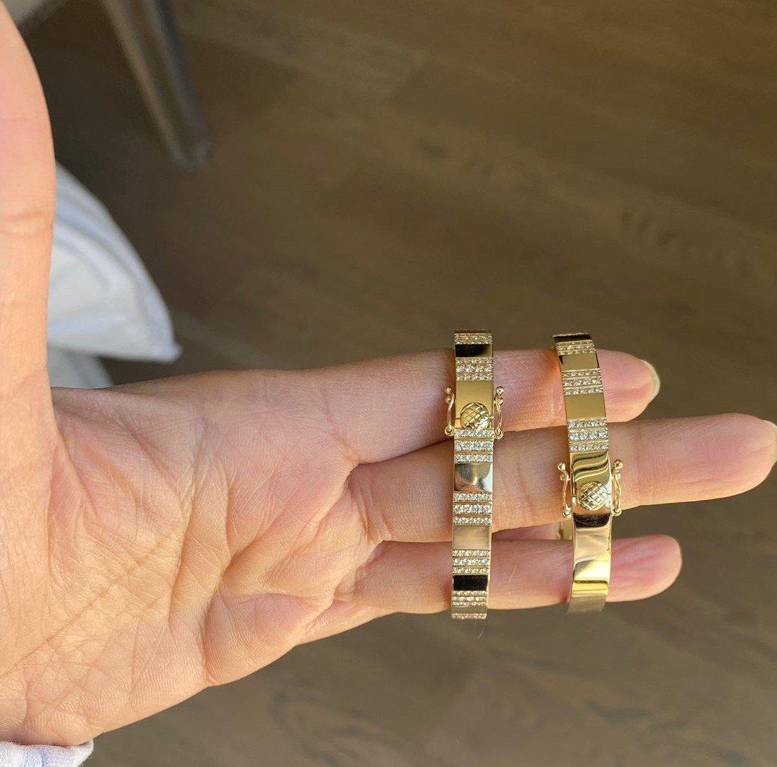 Bracelet jonc extensible à rayures en or avec demi-pièces de diamants pavés en vente 1