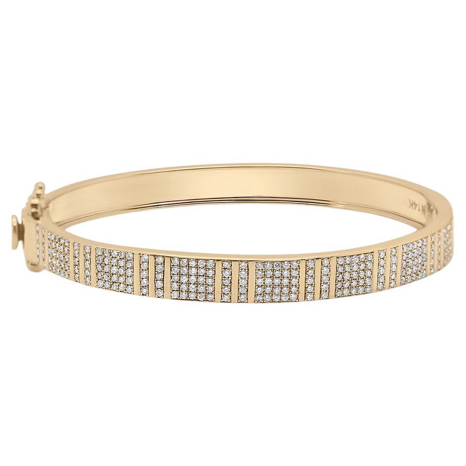 Bracelet jonc extensible à rayures en or avec demi-pièces de diamants pavés