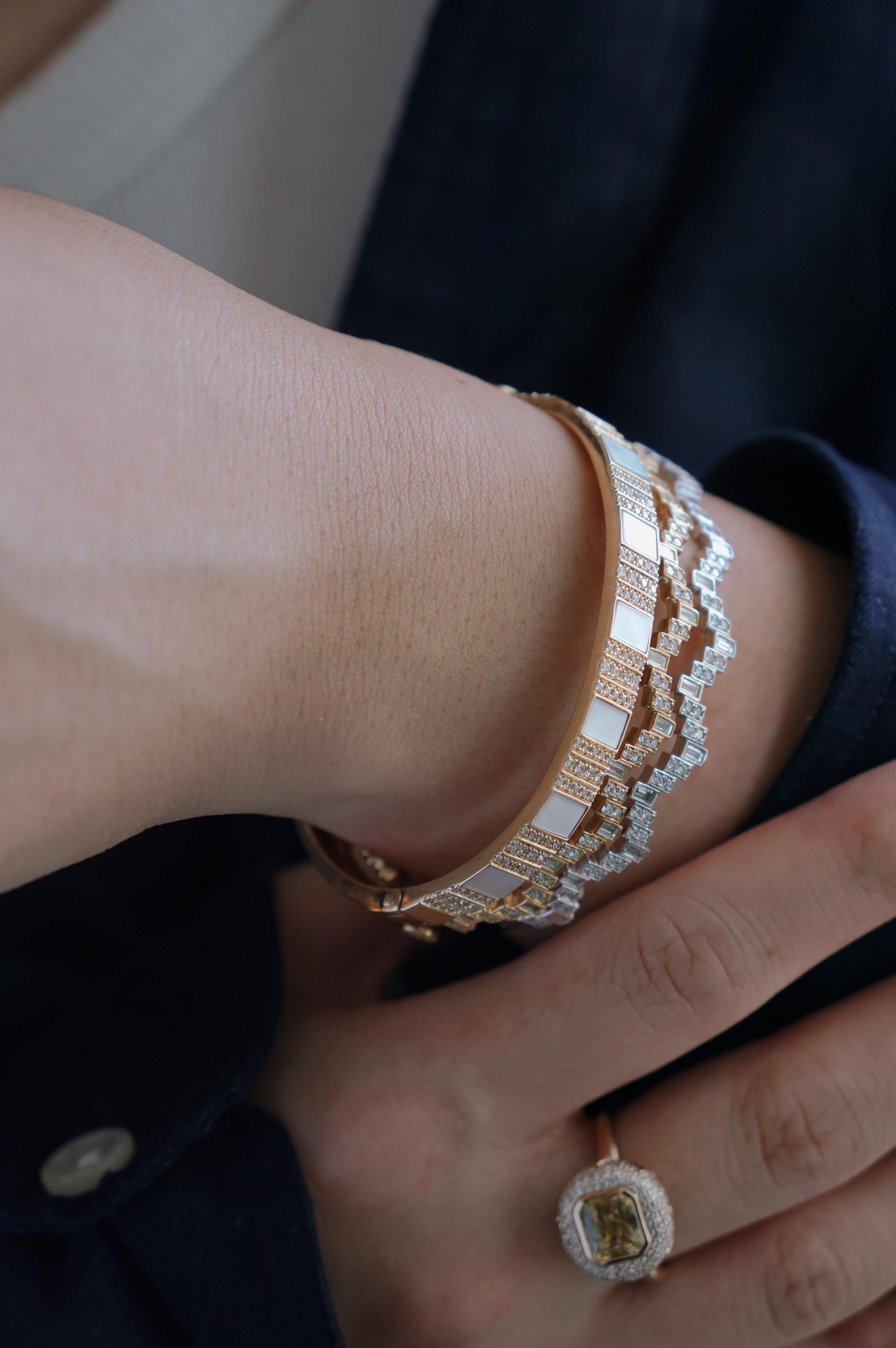 Ce bracelet audacieux et glamour en or jaune 14 carats est orné de diamants taille brillant sertis à la main dans un motif de rayures. Avec son aspect audacieux et robuste, cette collection symbolise la force et le pouvoir. Ce bracelet empilable se