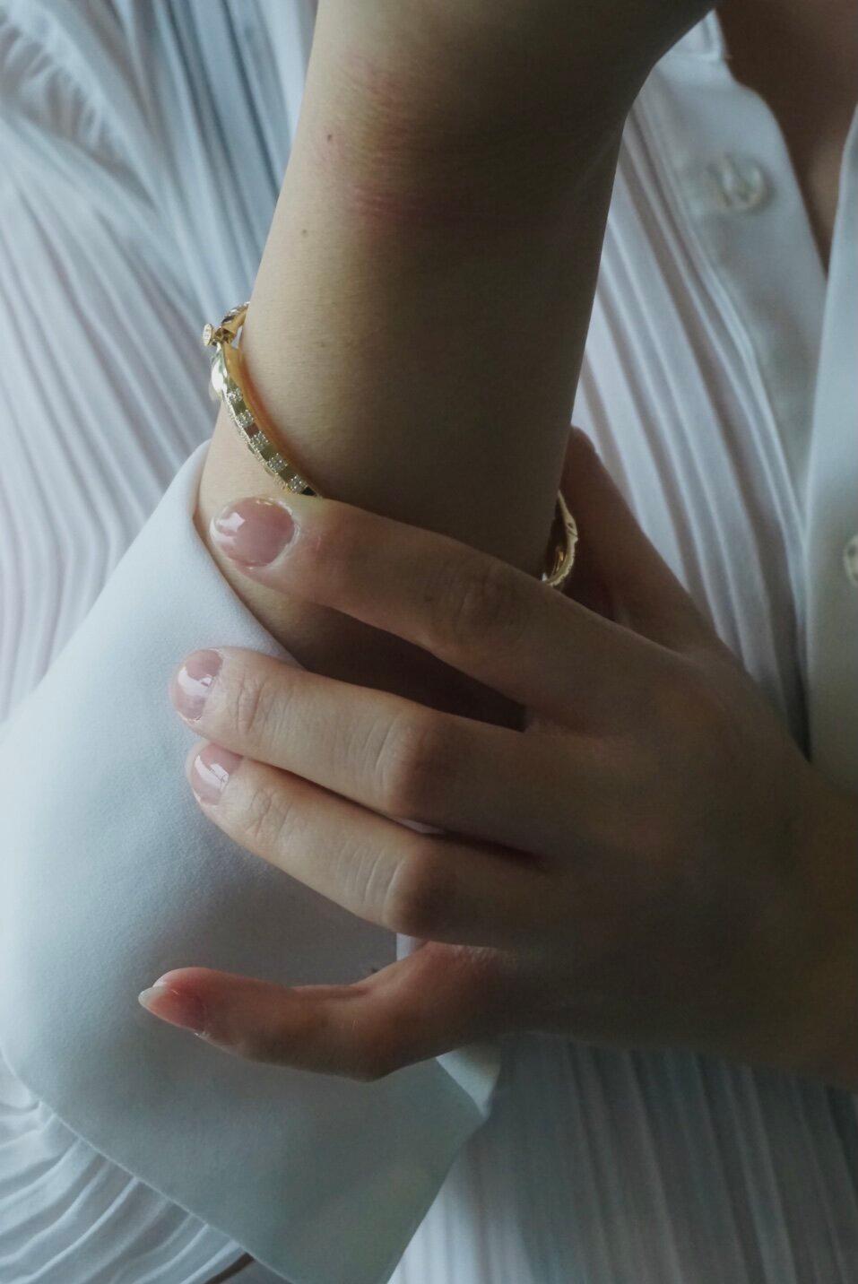 Ce bracelet audacieux et glamour en or jaune 18 carats est orné de 320 diamants taille brillant sertis à la main dans un motif à rayures. Avec son aspect audacieux et robuste, cette collection symbolise la force et le pouvoir. Ce bracelet empilable