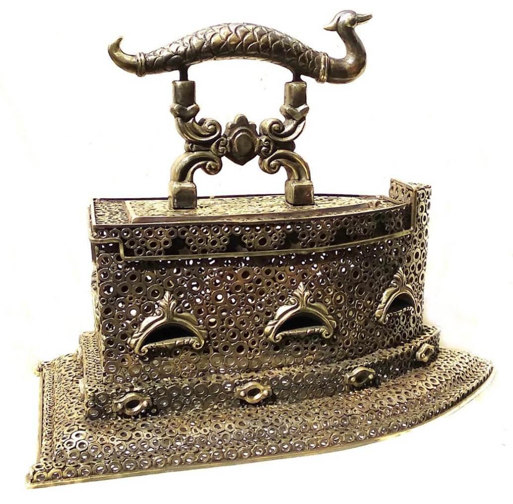 Ferro, Figurativo, Ottone, Giallo, Marrone di Artista Contemporaneo-In Stock