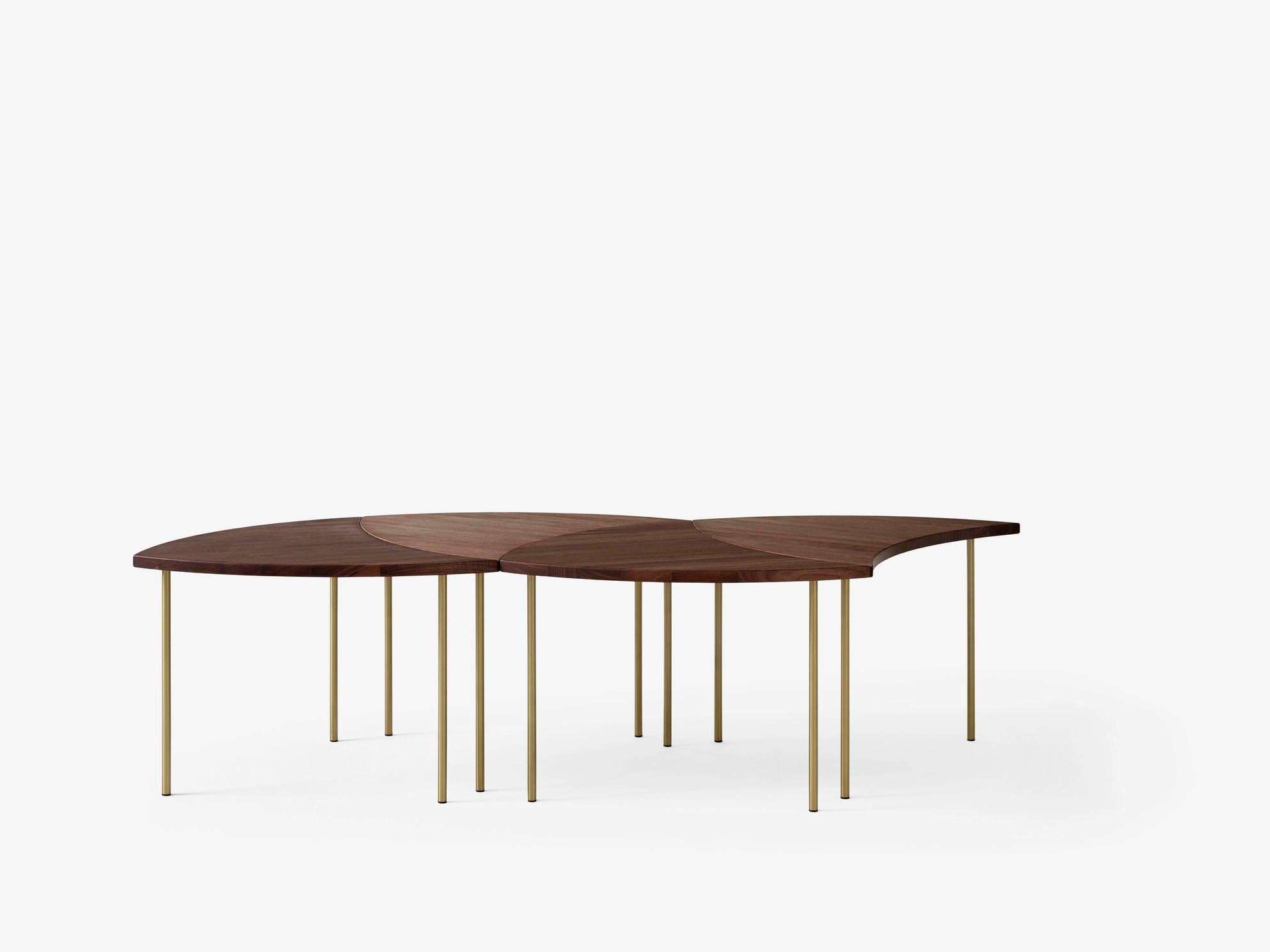 Mince et galbée, la table Pinwheel de Hvidt & Mølgaard de 1953 est une pièce polyvalente. Conçue pour être adaptable, elle se compose d'une série de petites tables qui peuvent être assemblées pour former une pièce unique et élégante. Disponible en