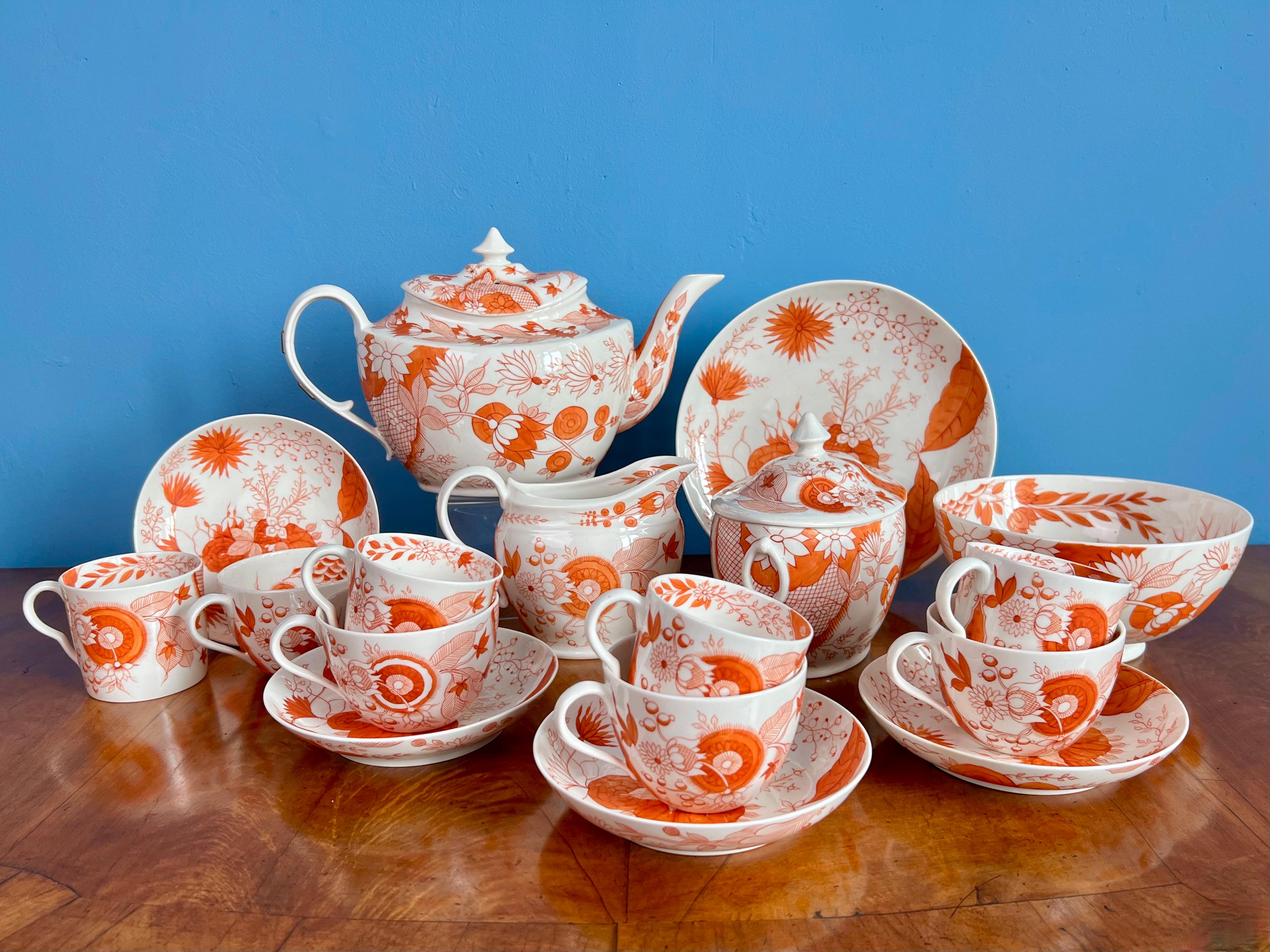 Cualquier porcelana fabricada en la fábrica de porcelana de Pinxton es rara, ¡pero encontrar un servicio de té completo es aún más raro! Este maravilloso servicio se fabricó hacia el año 1800 y lleva un dibujo monocromo naranja-rojo pintado a mano