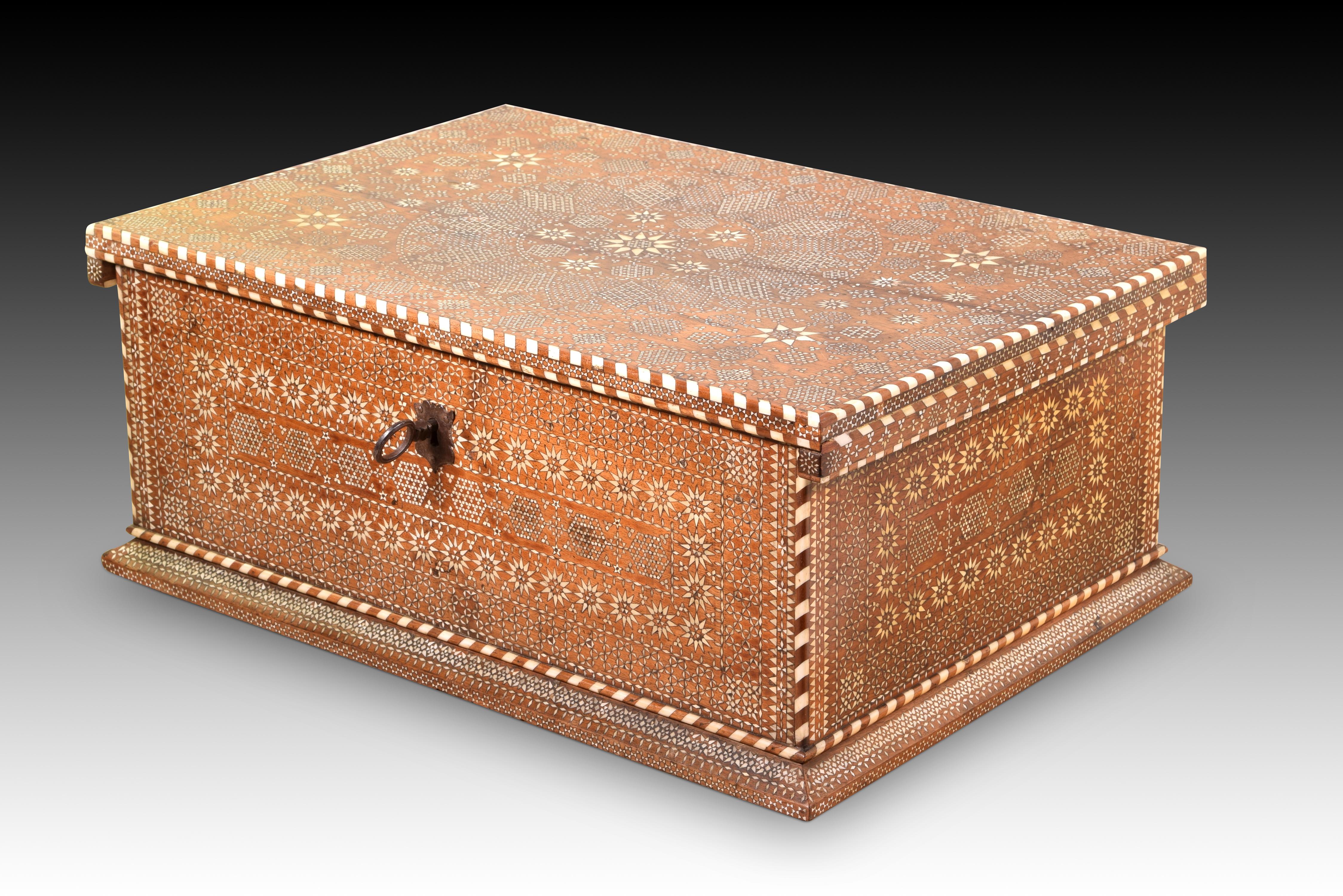 chest. Wood, bone inlay, iron. Spain, possibly Catalan or Aragonese school, 16th century (with later restorations). 
Rectangular casket with a flat lid that closes at the front by means of a key with a bolt with a decorated shield that is decorated