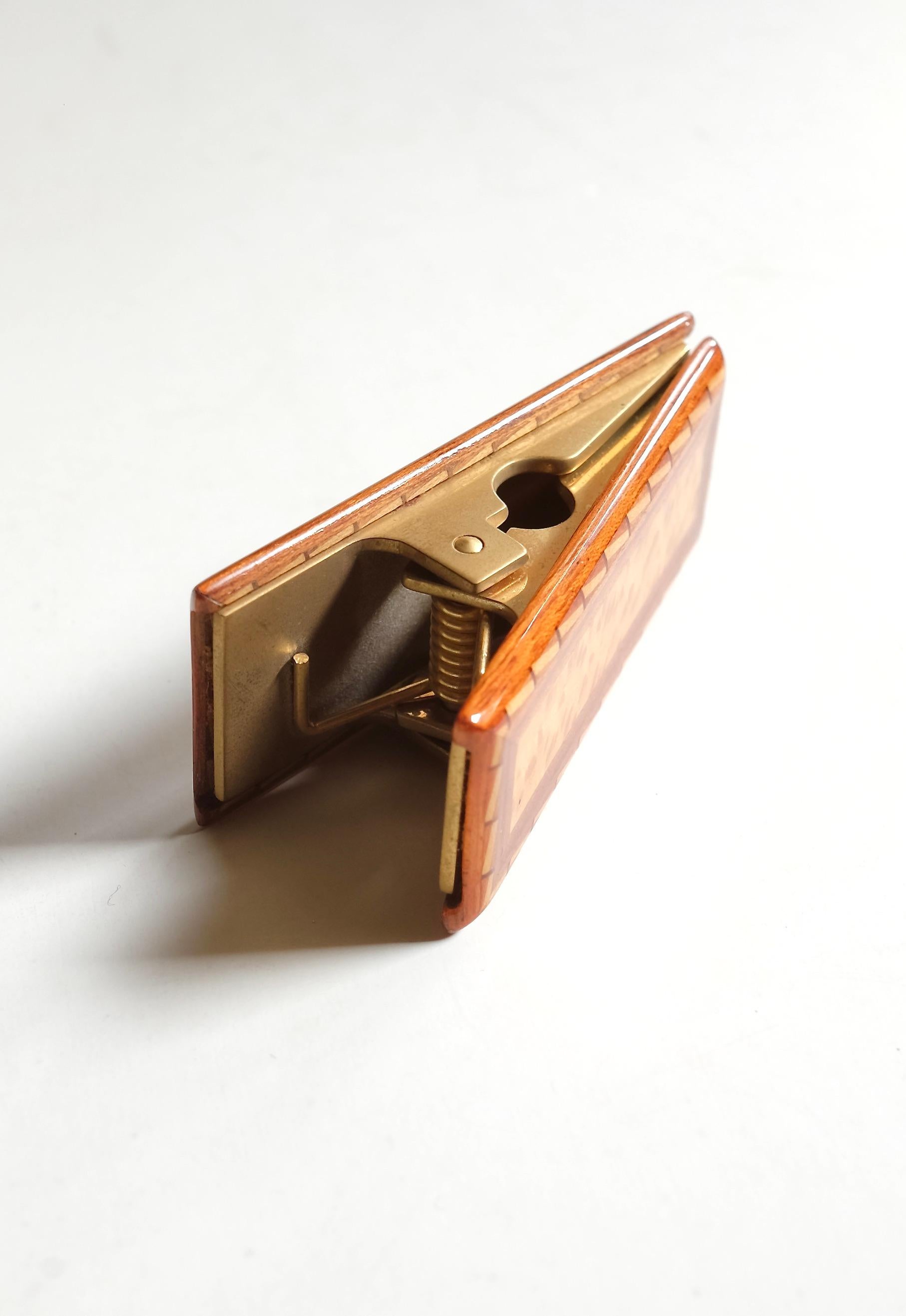 Hermès Vintage Selection by Corrado Luxury - Dokumentenklammer aus vergoldetem Metall und verschiedenen Holzintarsien. Ein kunstvoll gefertigtes Objekt aus einer anderen Zeit und Teil einer Reihe von Schreibtischprodukten, die in den 1990er Jahren