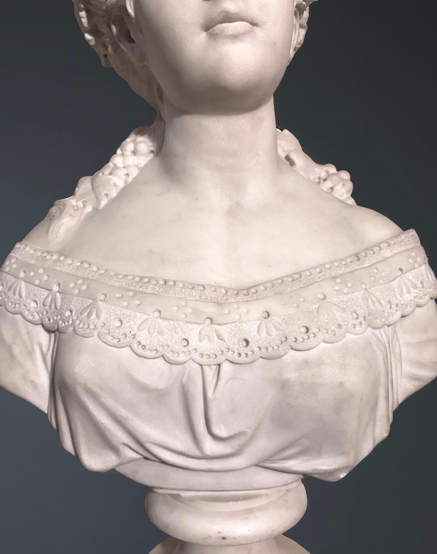 Grand buste de jeune femme en marbre blanc signé en vente 7