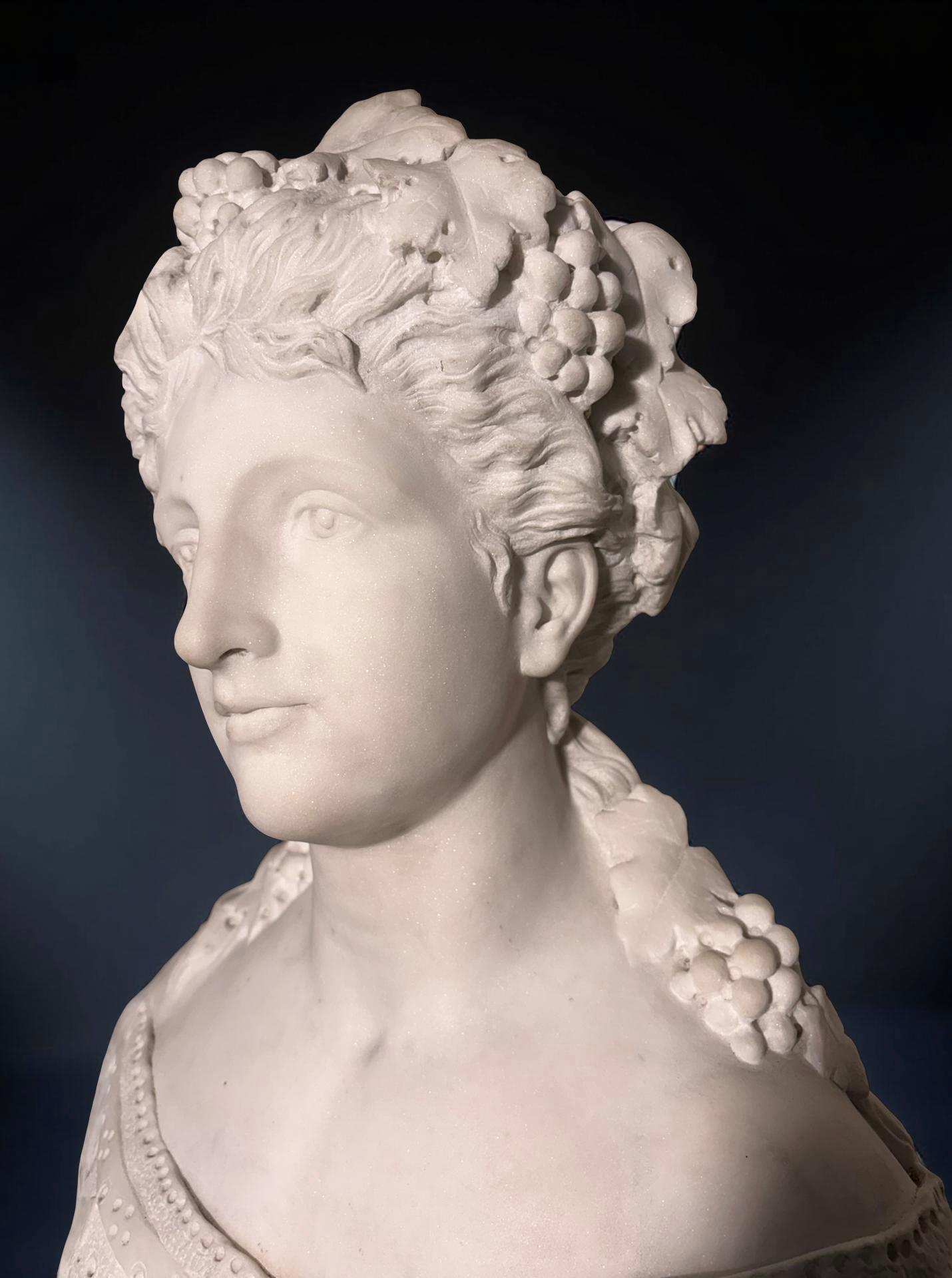 Grand buste de jeune femme en marbre blanc signé - Gray Figurative Sculpture par Pio Fedi
