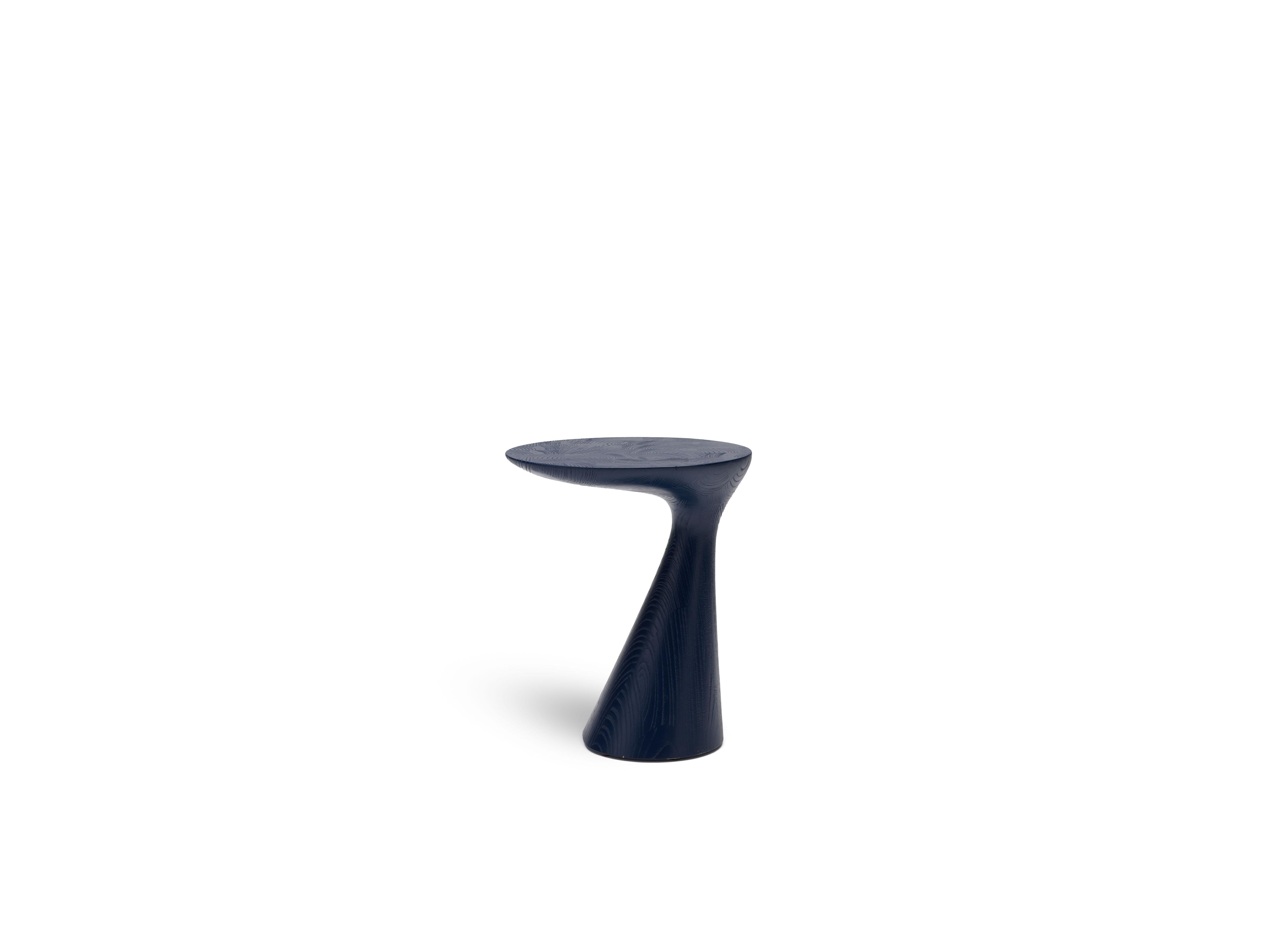 Turco Tavolino Pion, blu scuro, tavolino in legno contemporaneo, organico moderno in vendita