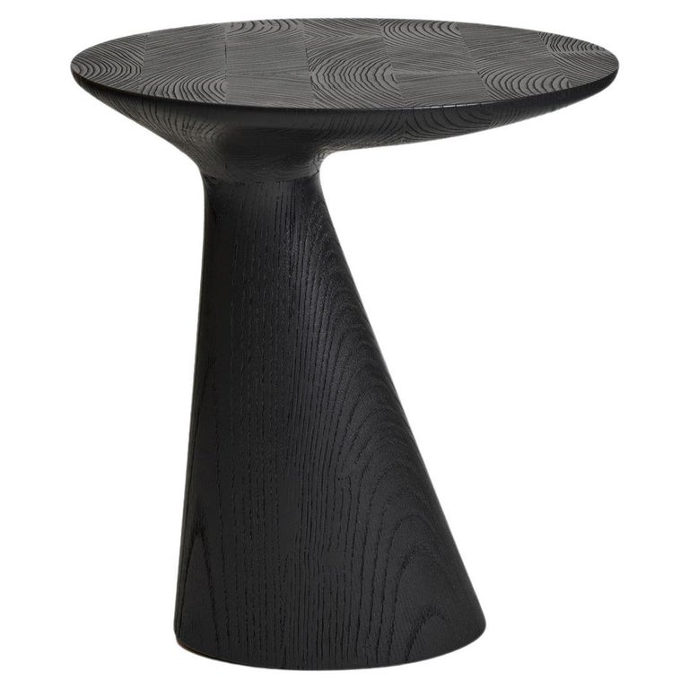 Pion Beistelltisch, Schwarz lackiert, Contemporary Beistelltisch aus Holz, Organic Modern im Angebot bei 1stDibs Deutschland