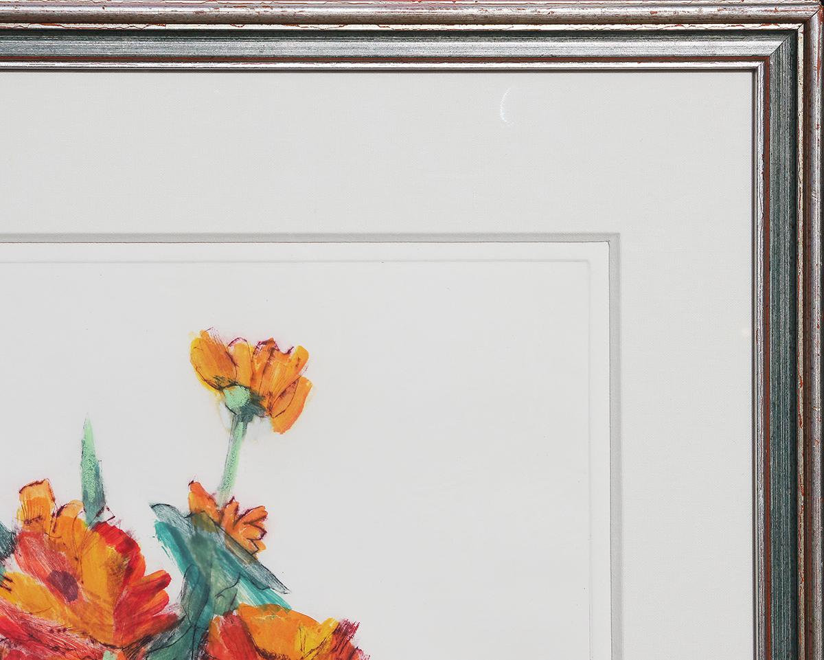 Zeitgenössischer abstrakter zeitgenössischer Innenstillleben-Druck von Marigolden in einer blauen Vase  (Grau), Still-Life Print, von Pip Carpenter