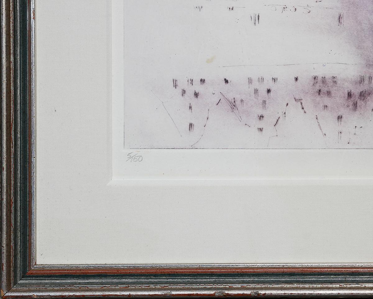 Abstraktes zeitgenössisches Interieur-Stillleben, das Ringelblumen in einer blaugrünen Glasvase zeigt. Unten vom Künstler signiert, betitelt und mit der Auflage versehen. Gerahmt in einem silbernen Holzrahmen.

Abmessungen ohne Rahmen: H 26,5 in. x