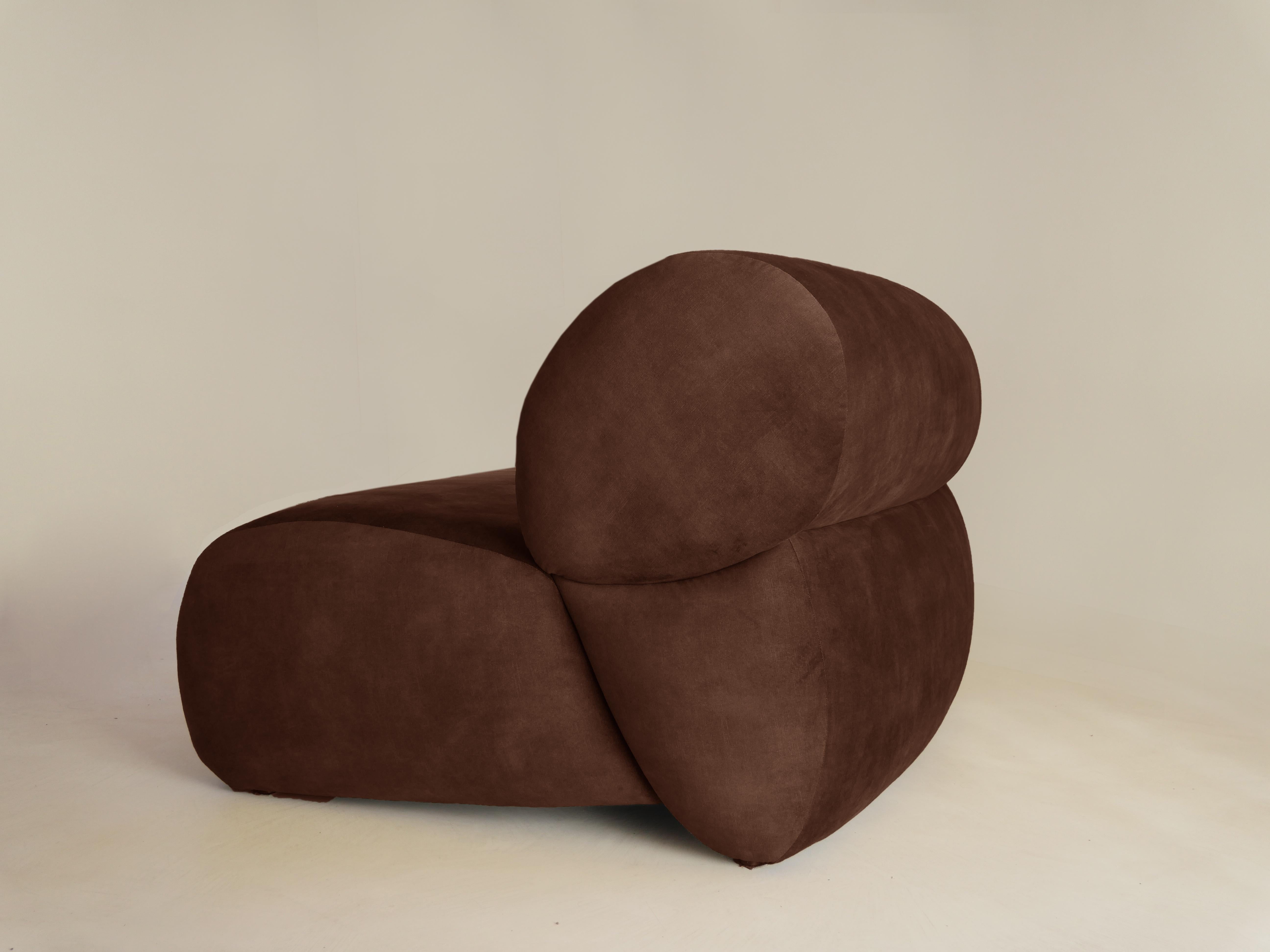 Unser Sofa Pipa ist eines der neuesten Stücke der Collection'S. 
Ein geschwungenes Sofa mit organischen Formen, das Wärme und Komfort in den Raum bringt. 
Es ist ein vielseitiges und einzigartiges Stück zugleich, mit seiner schönen Silhouette, die