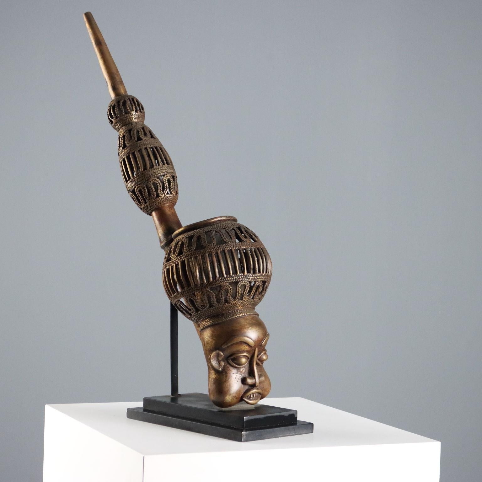Pipa reale in bronzo. Arte bamun, Camerun regione di Foumban.