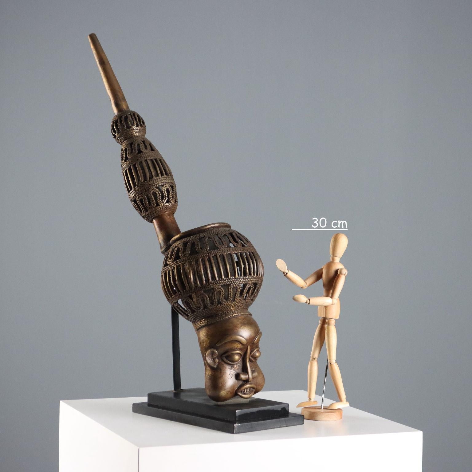 Moderno Pipa Reale in Bronzo Arte Bamun Camerun Africa Terzo Quarto del XX Secolo in vendita